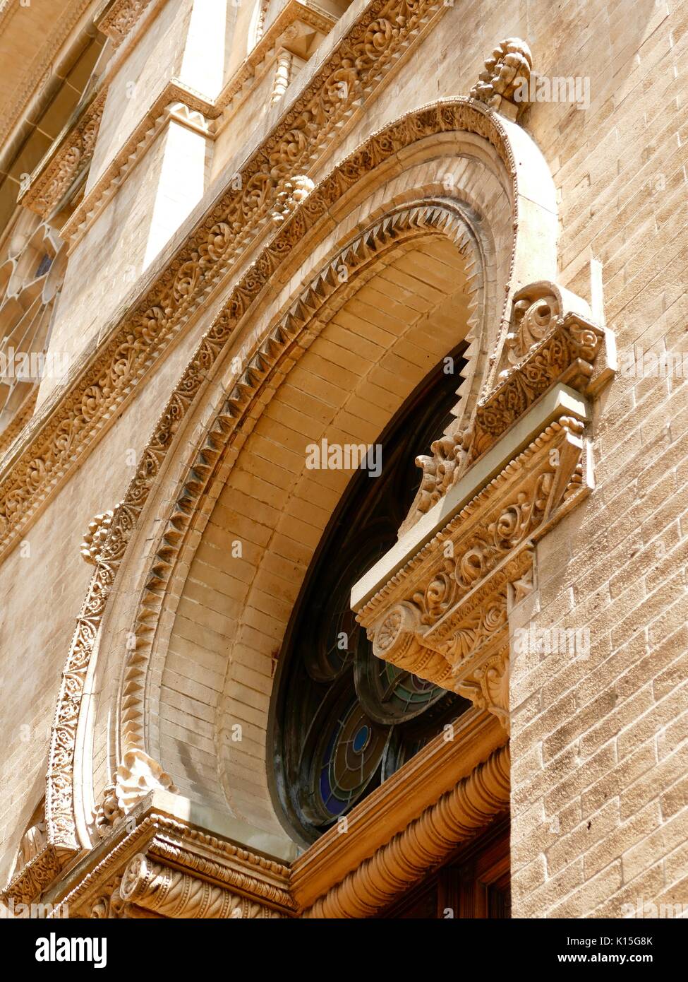 Dettaglio sulla facciata anteriore della Congregazione K'Hal Adath Jeshurun, Eldridge Street sinagoga, New York, NY, STATI UNITI D'AMERICA. Foto Stock