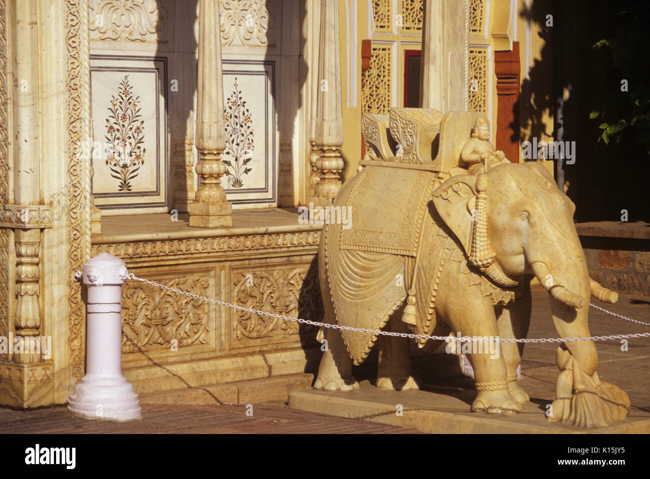 Elefante in marmo Mahajara presso il Palazzo di Città, Jaipur, Rajasthan, India Foto Stock