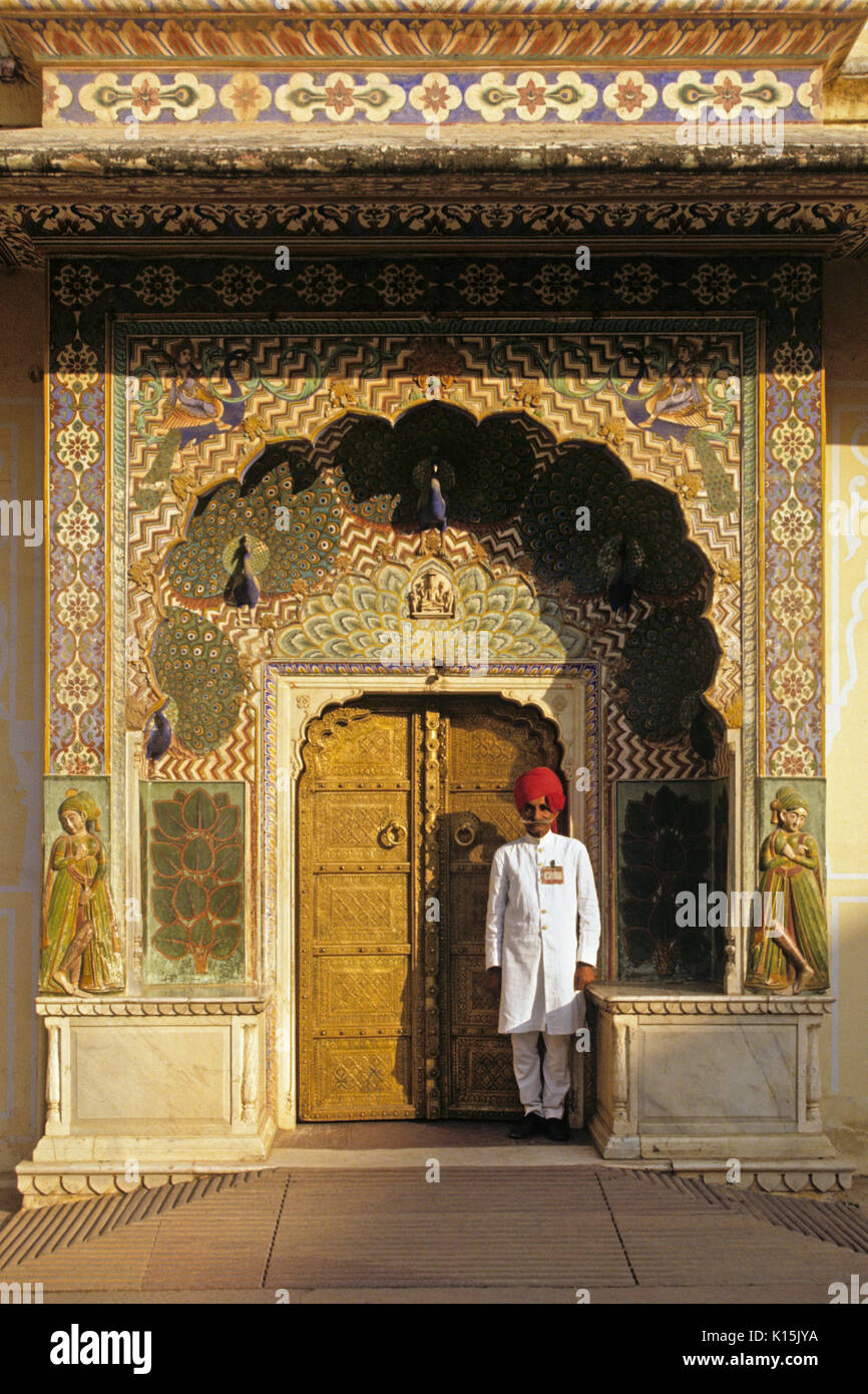 A guardia della porta di pavone, Mahajara del Palazzo di Città, Jaipur, Rajasthan, India Foto Stock