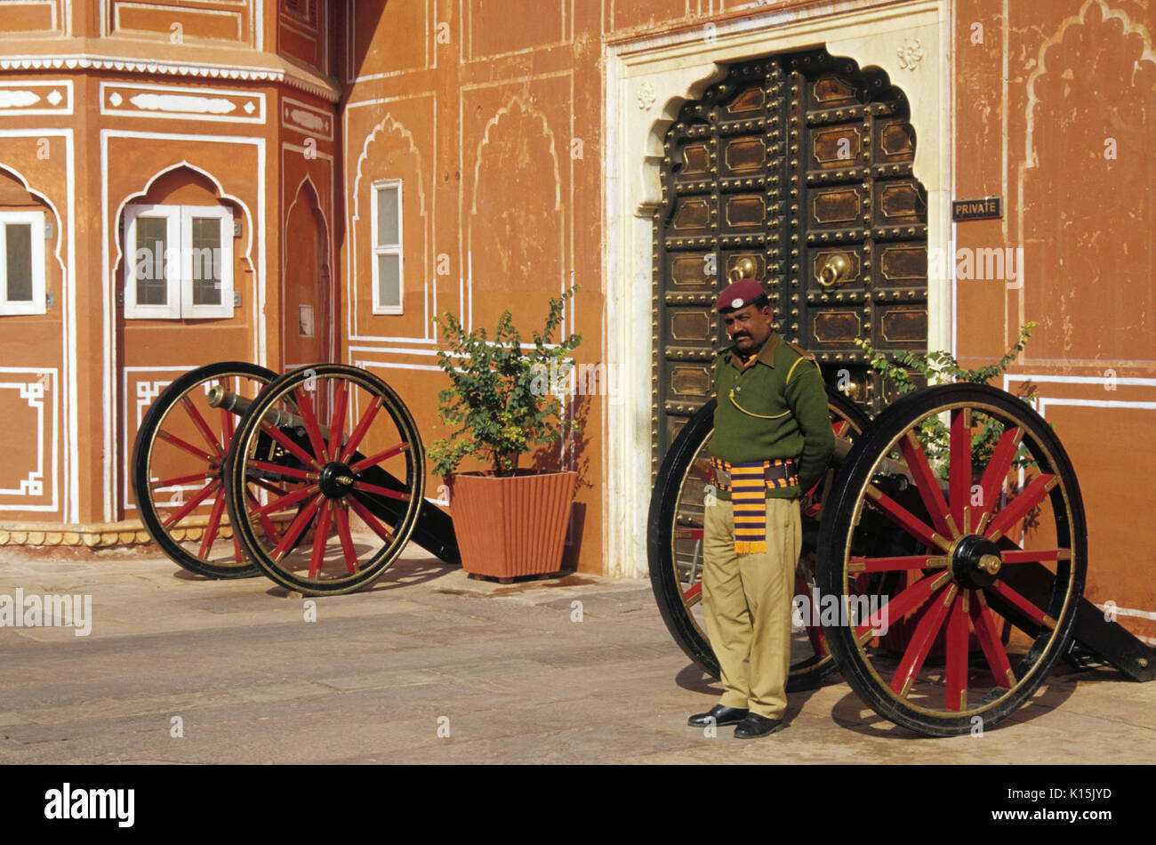 Guard accanto alla entrata privata, Mahajara del Palazzo di Città, Jaipur, Rajasthan, India Foto Stock