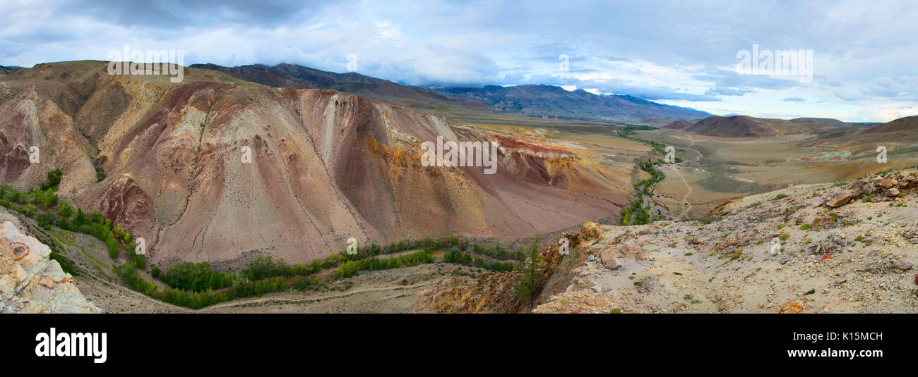 Affioramenti di rocce rosse nella valle del Kyzyl-mento stream. Vista sulla montagna di Altai. La Siberia, Russia Foto Stock