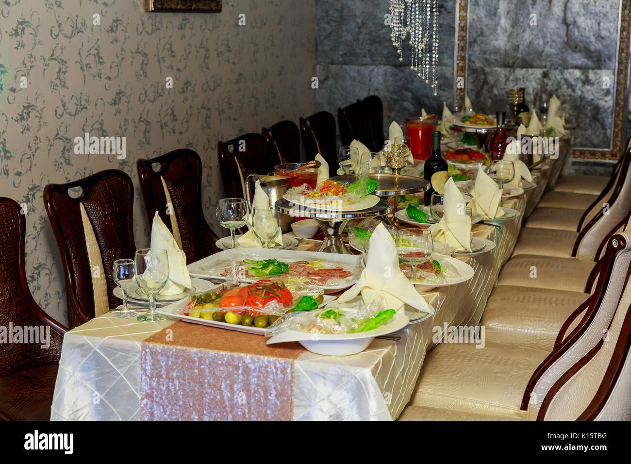 Le tabelle è impostato per la celebrazione in ristorante Foto Stock