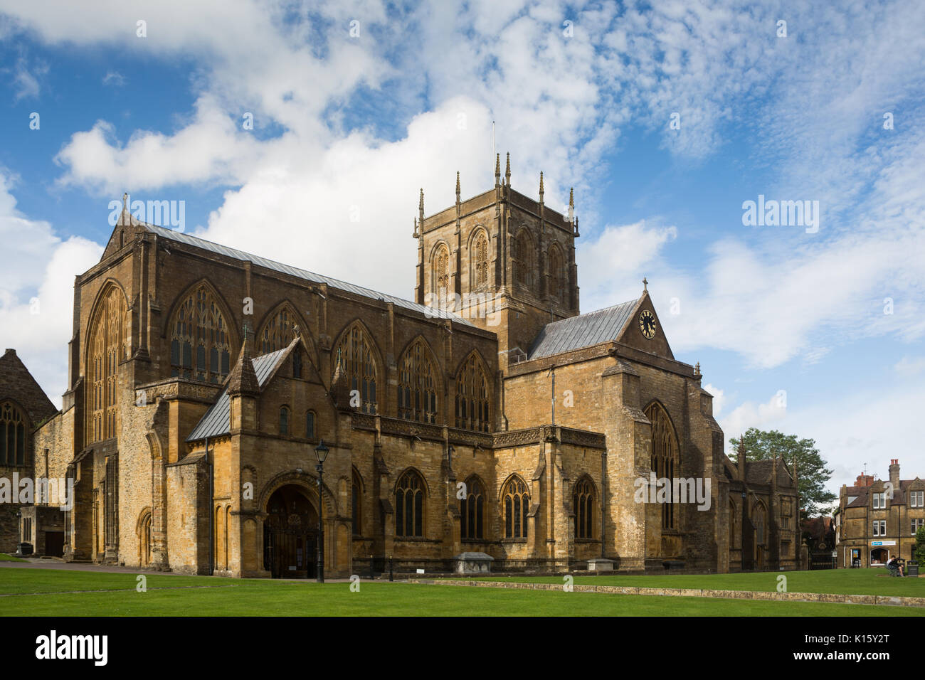 Vista sull'imponente ex cattedrale sassone edificio in pietra, ora la chiesa abbaziale di Santa Maria Vergine (Sherborne Abbey), Sherborne, Dorset, Regno Unito. Foto Stock