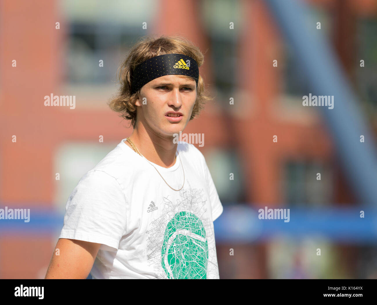 Alexander Zverev della Germania pratica preparando per principale US Open 2017 campionato (foto di Lev Radin / Pacific Stampa) Foto Stock