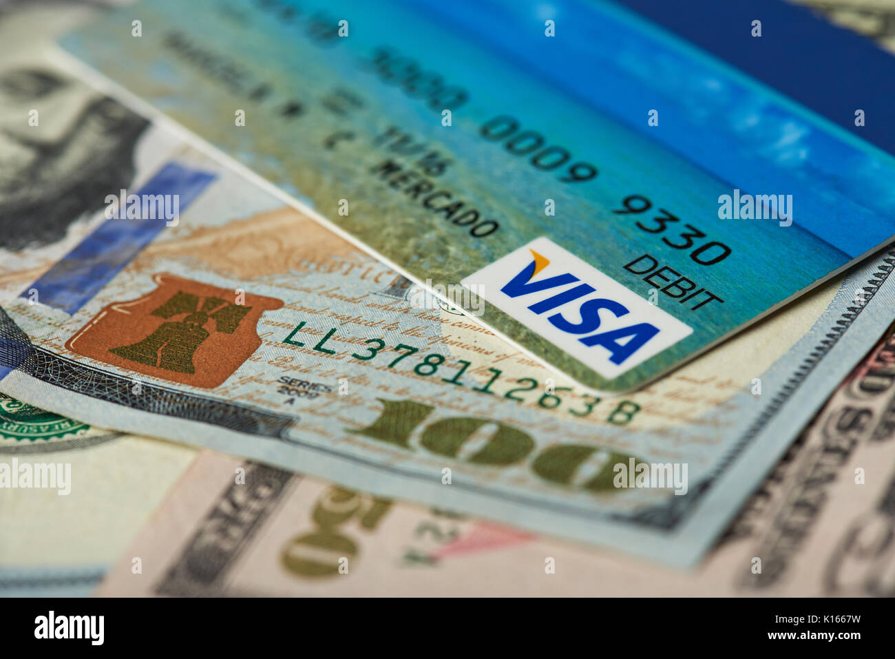 New york, Stati Uniti d'America - 24 agosto 2017: Visa Debit Card close-up sul dollaro dello sfondo. Logo Visa su debir card Foto Stock
