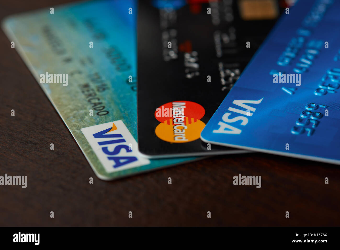 New york, Stati Uniti d'America - 24 agosto 2017: le carte bancarie posa su sfondo in legno close-up Foto Stock