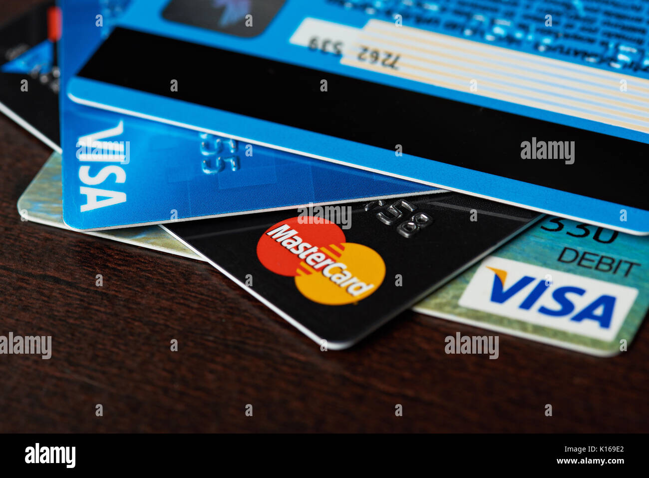 New york, Stati Uniti d'America - 24 agosto 2017: pila di master e con carte di credito visa giaceva su sfondo di legno Foto Stock