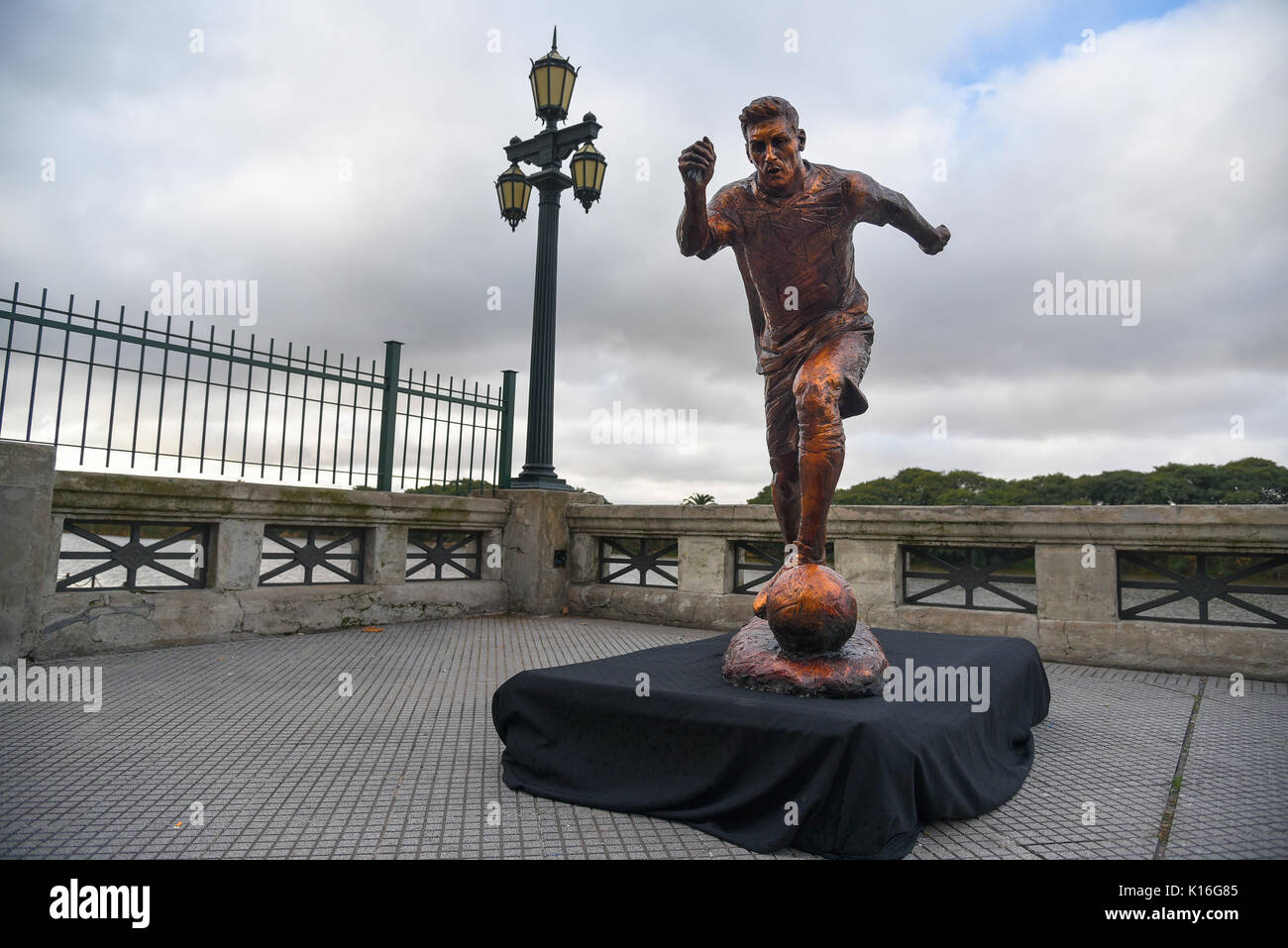 Buenos Aires, Argentina - Giu 28, 2016: la scultura della star del calcio Lionel Messi al Paseo de la Gloria in Buenos Aires. Foto Stock