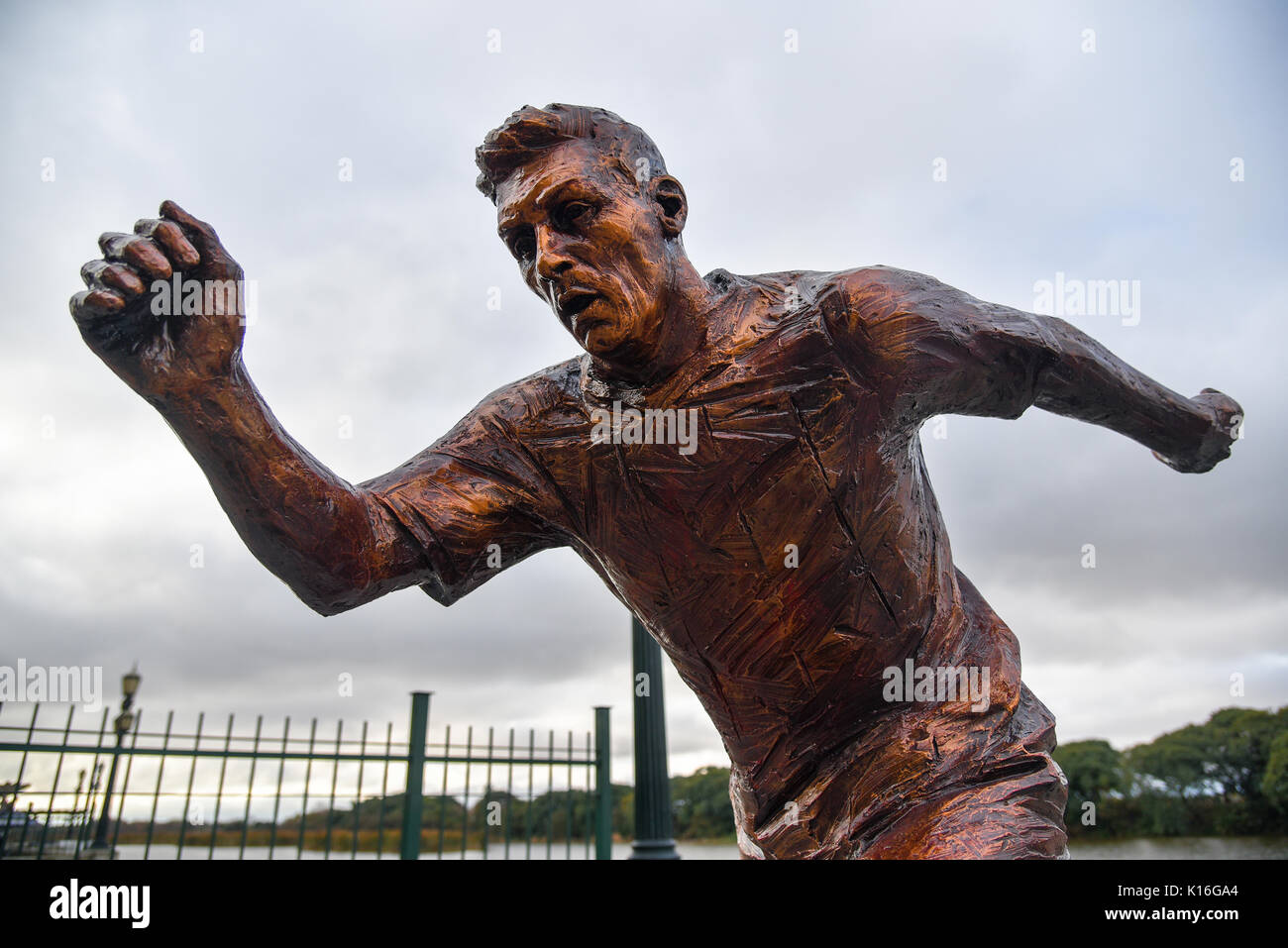 Buenos Aires, Argentina - Giu 28, 2016: la scultura della star del calcio Lionel Messi al Paseo de la Gloria in Buenos Aires. Foto Stock
