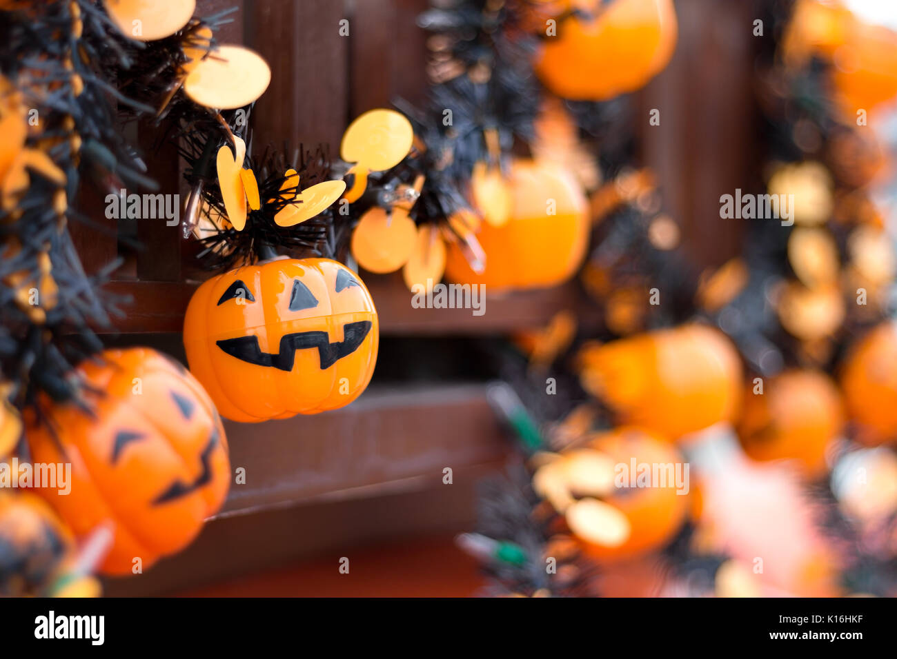 Arancione Zucca di Halloween di testa appeso Foto Stock