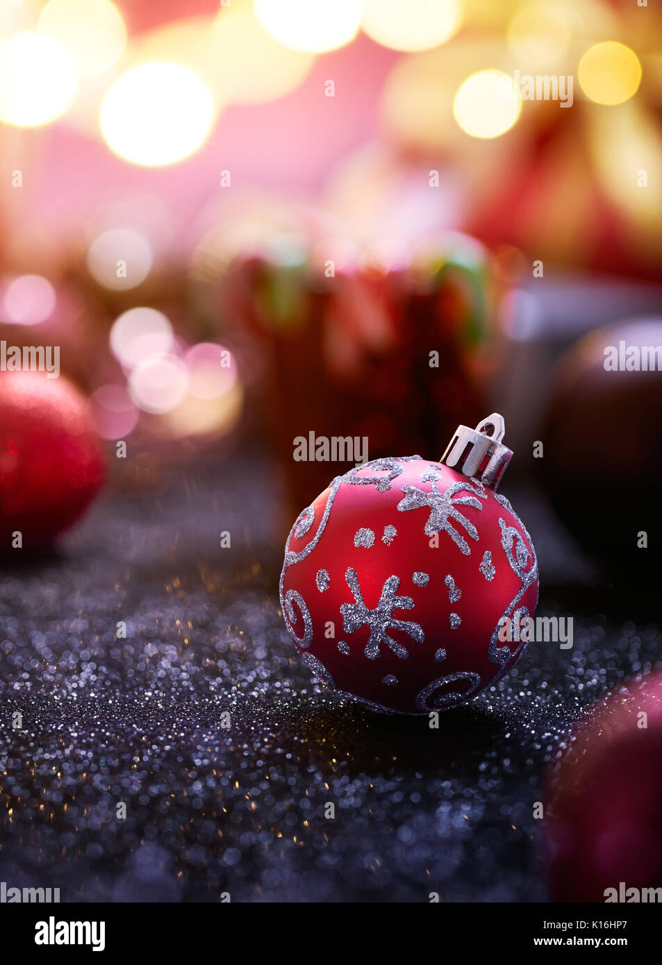 Preparazione di natale con ornamenti e doni Foto Stock