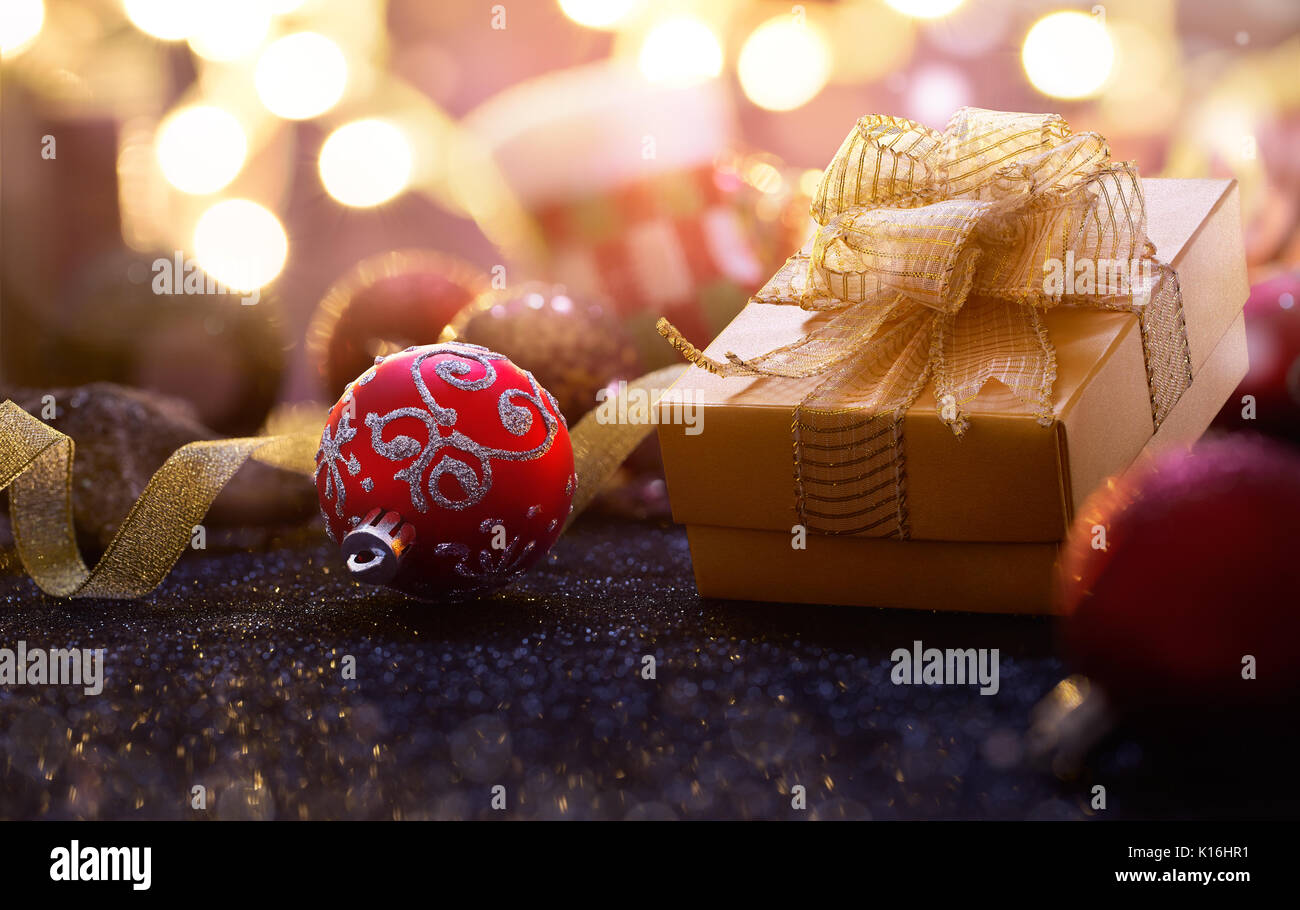 Preparazione di natale con ornamenti e doni Foto Stock