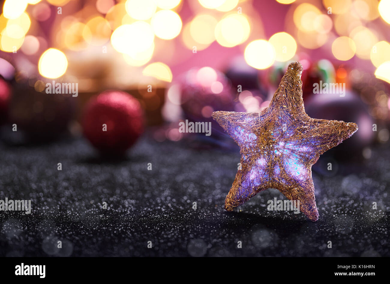 Preparazione di natale con ornamenti e doni Foto Stock