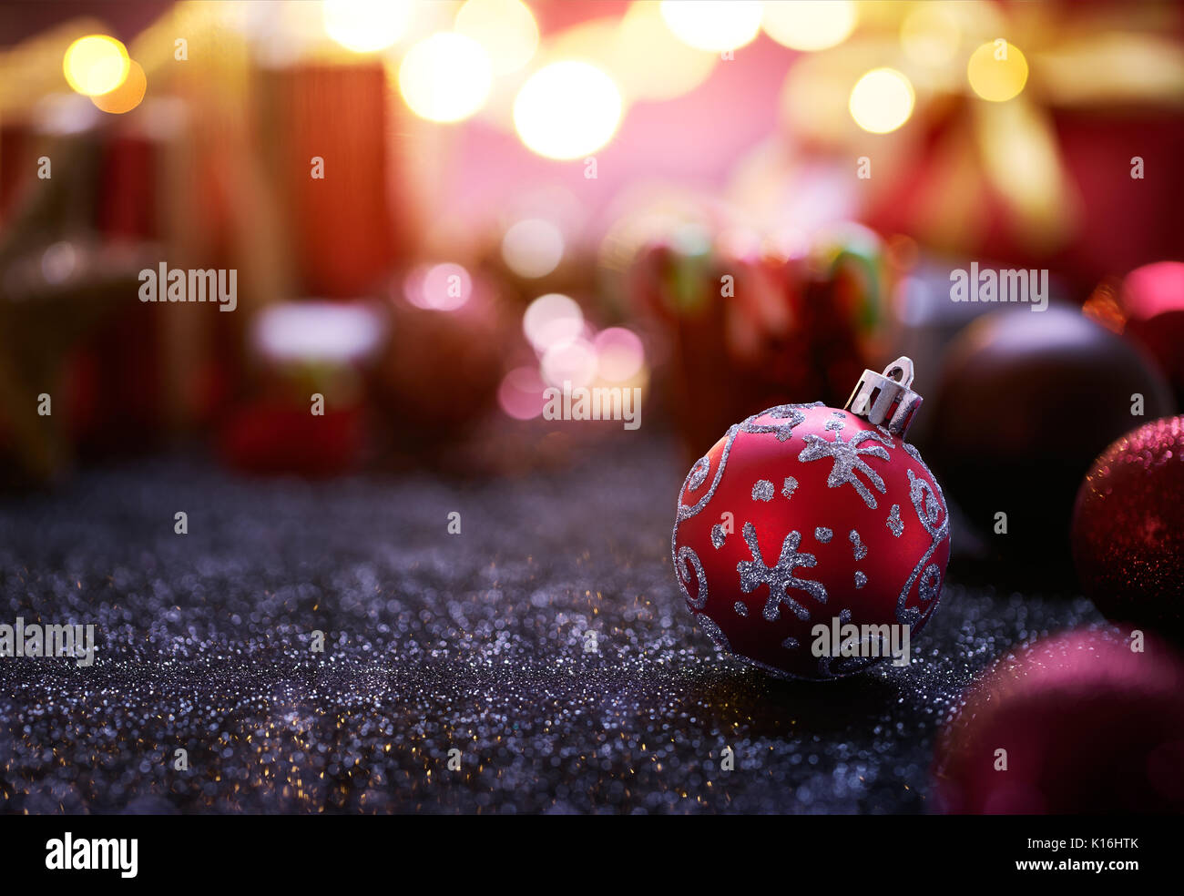 Preparazione di natale con ornamenti e doni Foto Stock