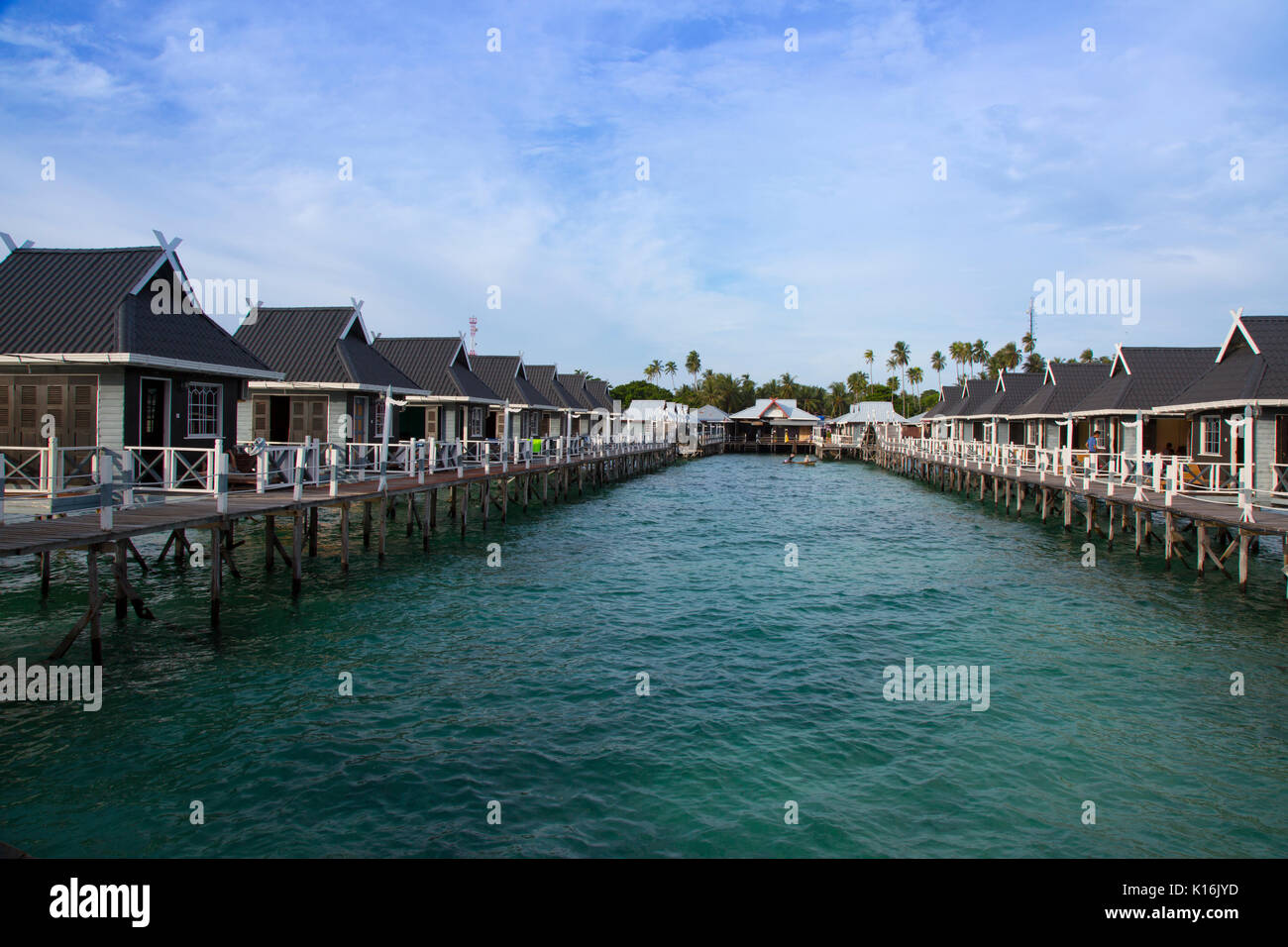 Bungalows turistica oltre l'oceano a Billabong Dive Resort, Mabul Island Foto Stock