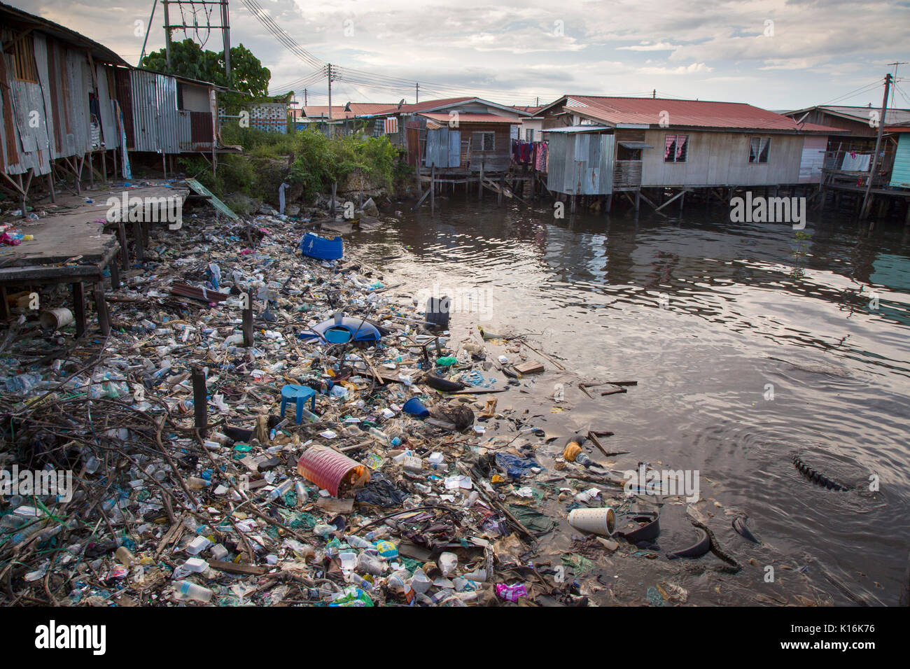 Immondizia di plastica e di altri rifiuti in mare accanto al villaggio galleggiante in Semporna, Borneo Foto Stock