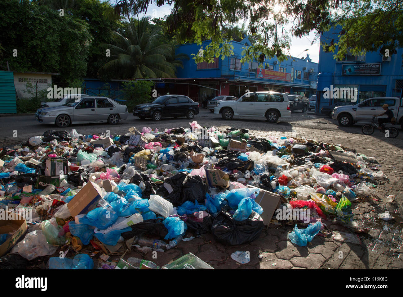 Enorme pila di immondizia di plastica e di altri rifiuti sul lato della strada in Semporna, Borneo Foto Stock