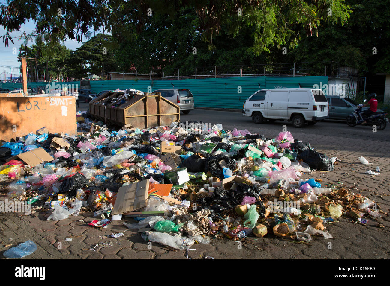 Enorme pila di immondizia di plastica e di altri rifiuti sul lato della strada in Semporna, Borneo Foto Stock