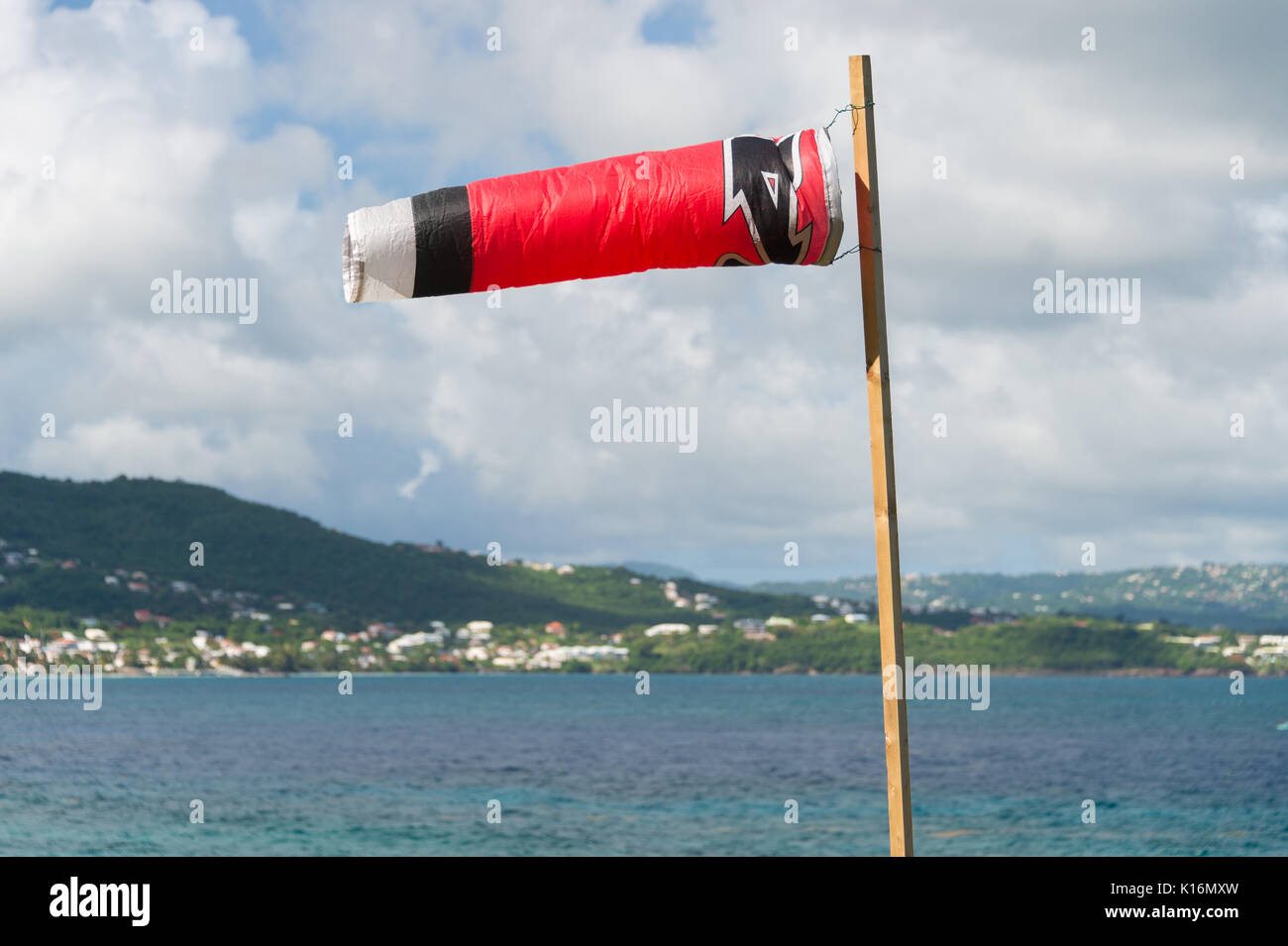 Indicatore del vento soffia nel vento nella parte anteriore del tropical verticale in Martinica, mar dei Caraibi Foto Stock
