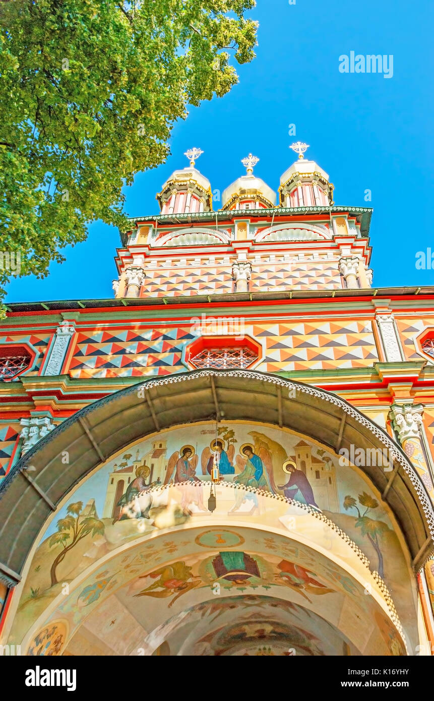 Le pareti della porta la Chiesa di San Giovanni Battista di San Sergio Lavra Trinità sono decorate con affreschi e icone, circondato da pattern colorati Foto Stock