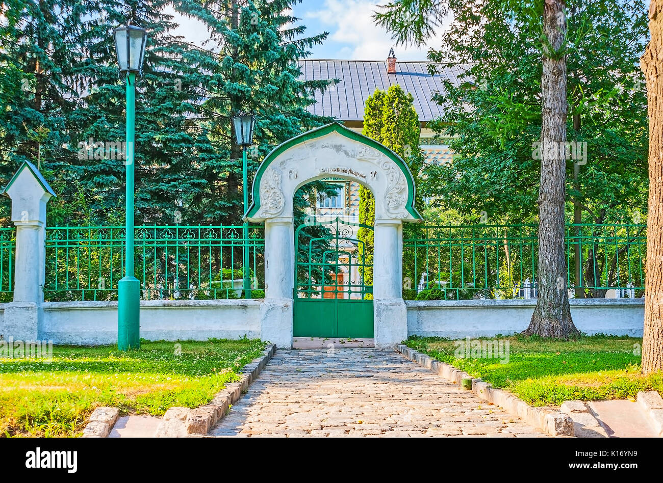 Il lato gateway to The Tsar's Palace di San Sergio Lavra della Trinità, circondato da un lussureggiante giardino, Sergiyev Posad, Russia. Foto Stock