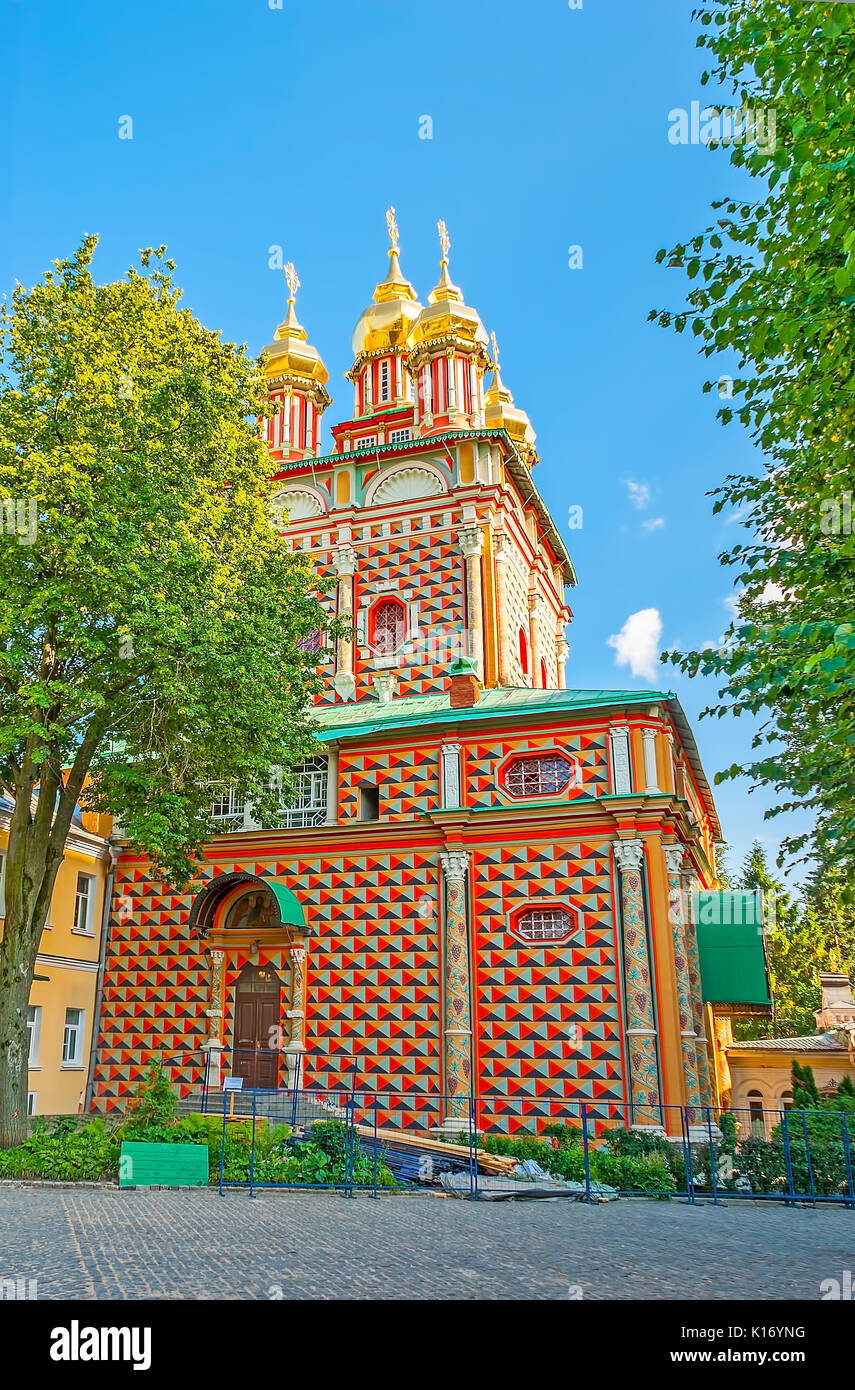 La vista laterale della porta della chiesa di San Giovanni Battista, le sue pareti sono coperte con splendidi motivi colorati, l'edificio viene rabboccato con la golden oni Foto Stock
