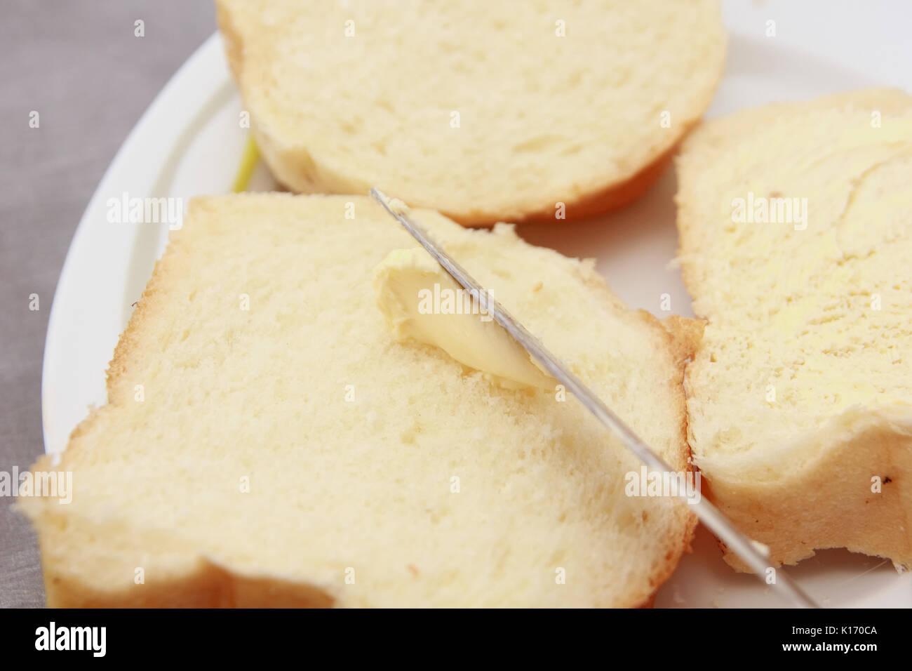Pane, coltello e burro. Foto Stock