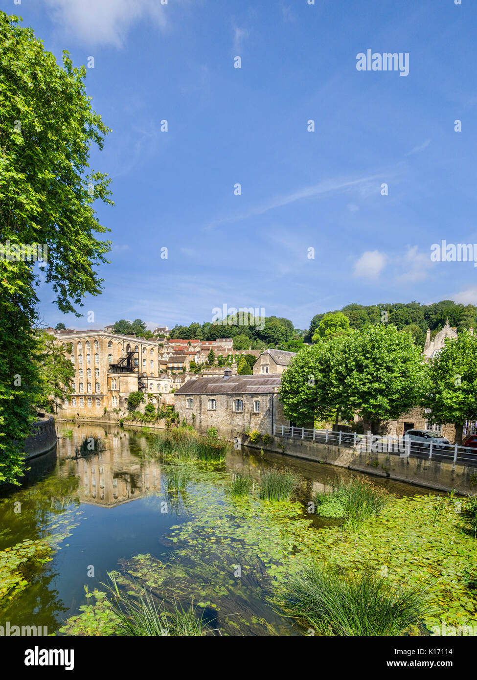 7 Luglio 2017: Bradford on Avon, Somerset, Inghilterra, Regno Unito - il fiume Avon dal ponte della città. Foto Stock