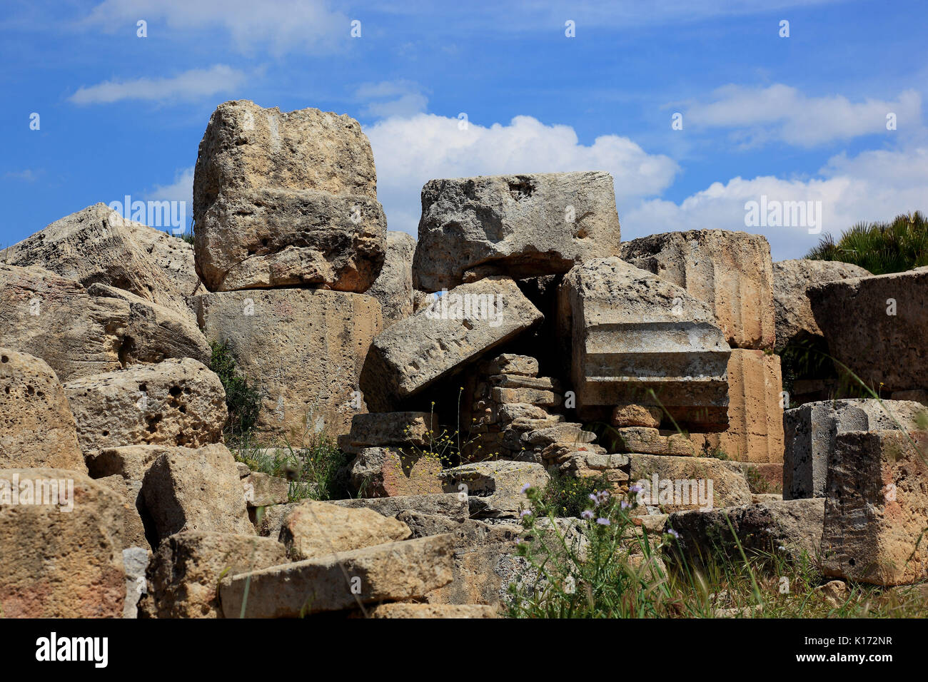 Sicilia, Selinunte, in scavo archeologico nel sito della provincia di Trapani, parti del tempio in rovina vicino all'Acropoli Foto Stock