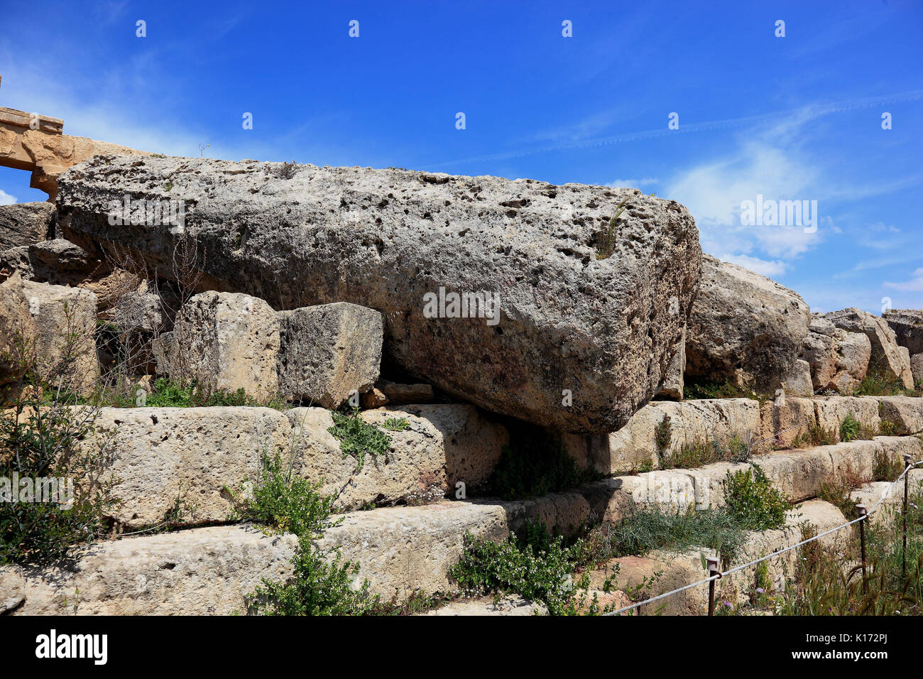 Sicilia, Selinunte, in scavo archeologico nel sito della provincia di Trapani, parti del tempio in rovina vicino all'Acropoli Foto Stock