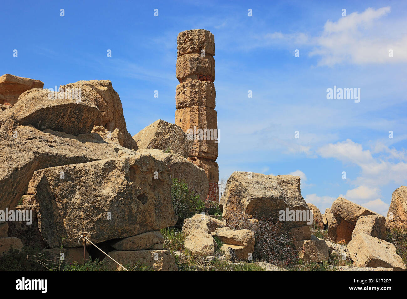 Sicilia, Selinunte, in scavo archeologico nel sito della provincia di Trapani, parti del tempio in rovina vicino all'Acropoli Foto Stock