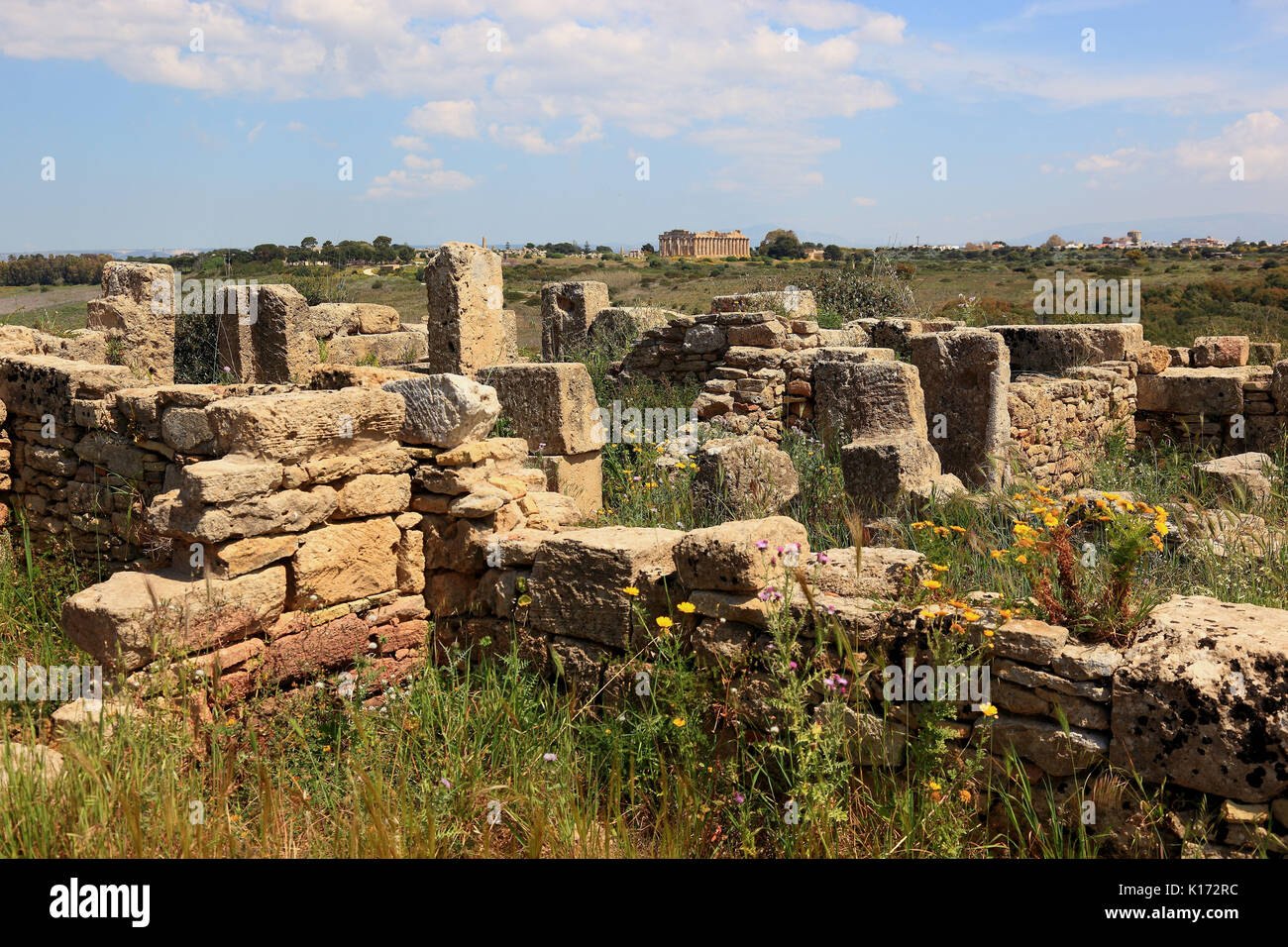 Sicilia, Selinunte, in scavo archeologico nel sito della provincia di Trapani, parti del tempio in rovina vicino all'Acropoli Foto Stock