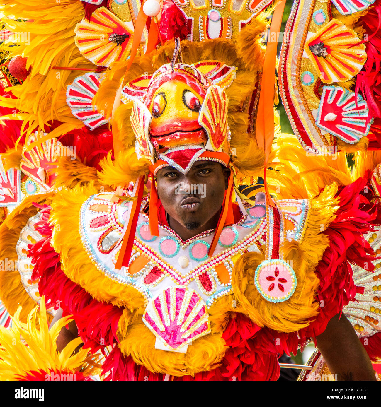 Nottingham Carnevale Agosto 2017, maschio nero performer, spalla e headshot, grande espressione facciale, in colorate arancio costume di carnevale Foto Stock