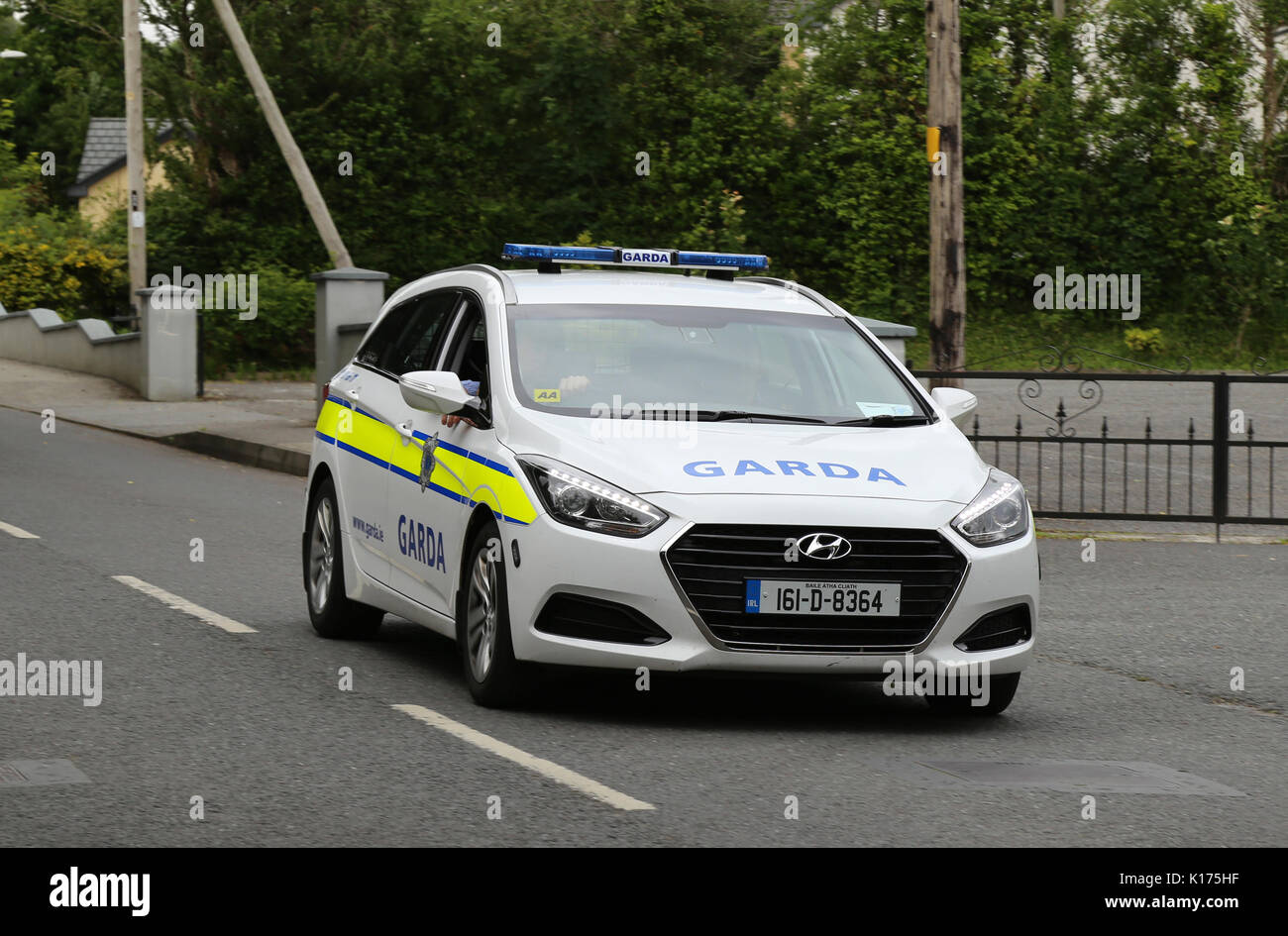 Una pattuglia di polizia irlandese, il Garda, guida vicino a Kenmare town, nella contea di Kerry, Irlanda. Foto Stock