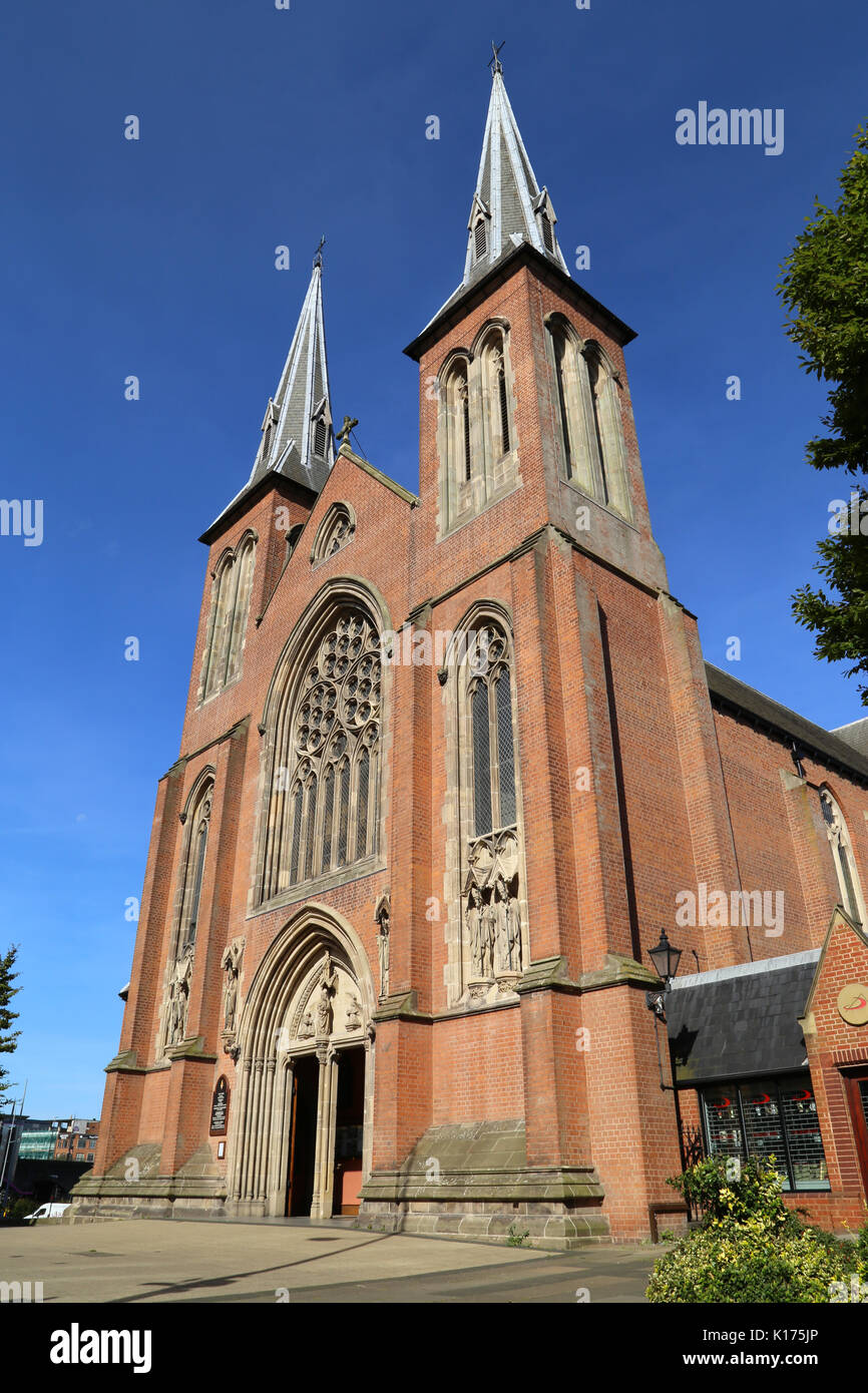 La parte anteriore del St. Chad's Cattedrale cattolica romana nella città di Birmingham, Inghilterra, Regno Unito. Foto Stock