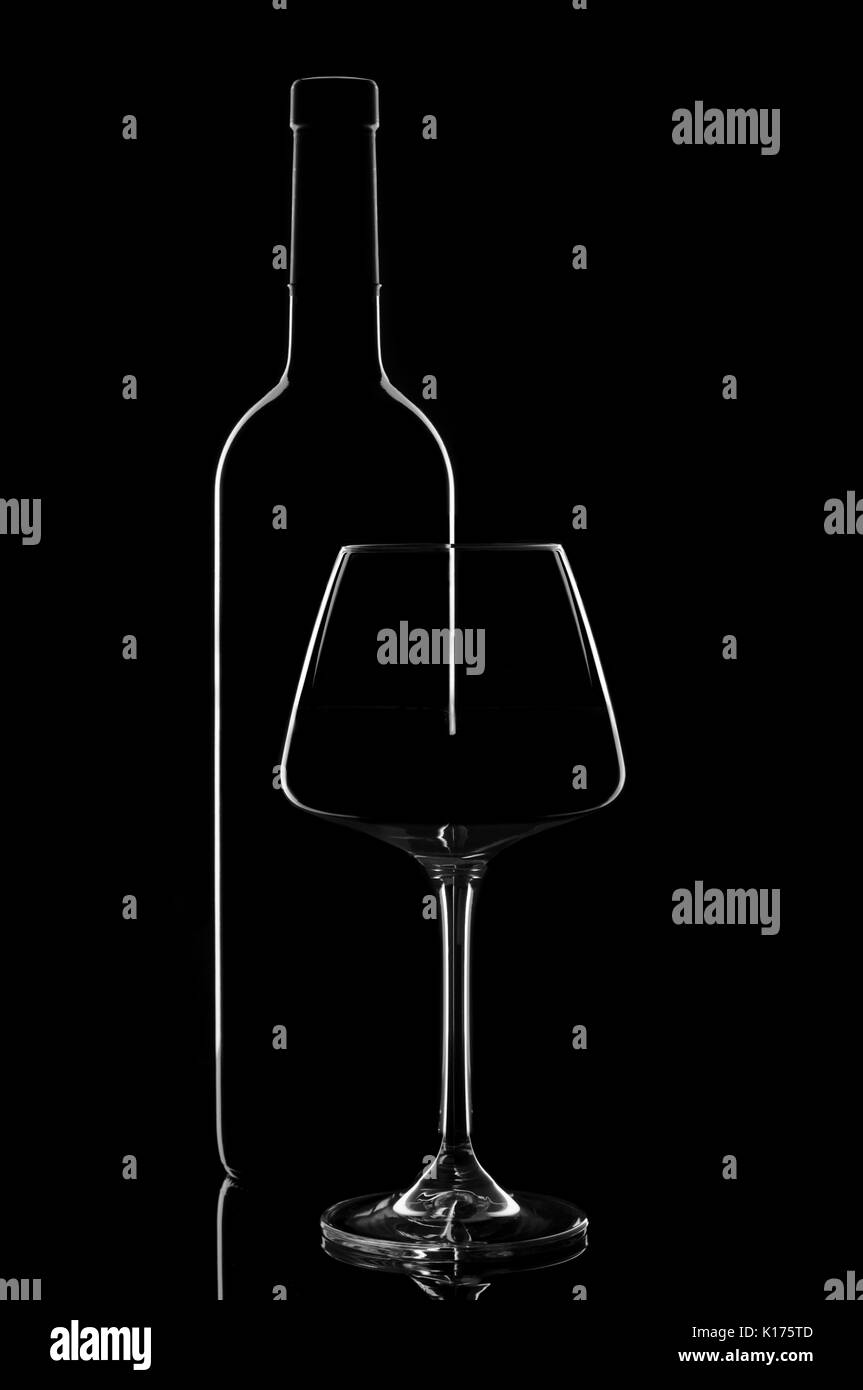Una bottiglia di vino e un bicchiere. Vinificazione. Gormandize. Vita morta. Silhouette. Linee grafiche Foto Stock