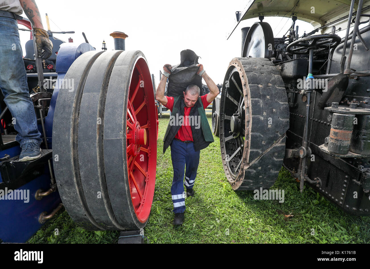 Sacchetti di carbone sono consegnati agli espositori il giorno due del grande Dorset Fiera a vapore in Tarrant Hinton, Dorset. Foto Stock