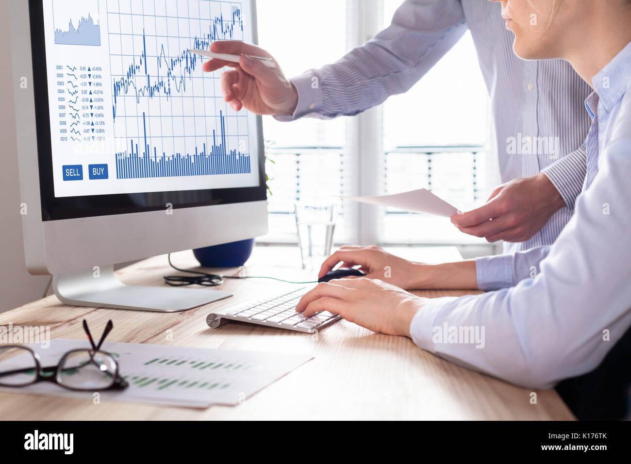 Il team di operatori a lavorare con FOREX (foreign exchange trading) tabelle e grafici sullo schermo del computer, concetto circa il mercato azionario investimenti, finanze, se Foto Stock