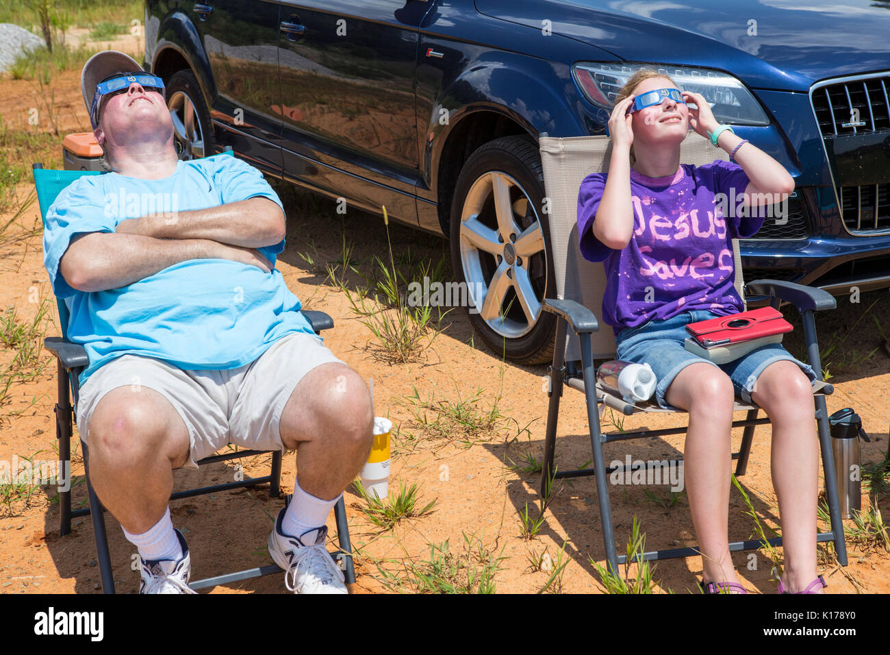 Gli osservatori indossano occhiali eclipse guarda il Great American Eclipse il 21 agosto 2017. Foto Stock