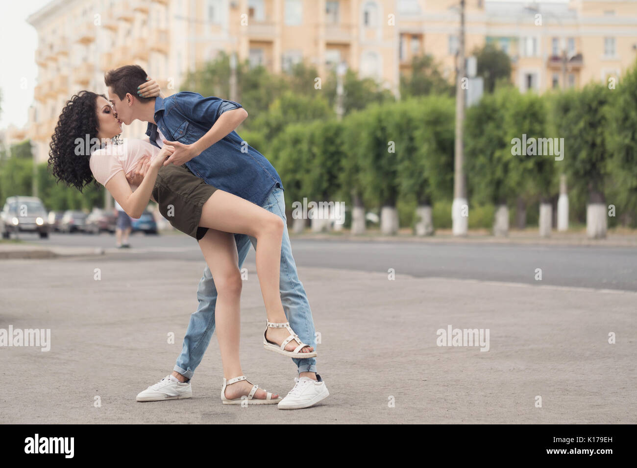 Gli adolescenti in una data. Il ragazzo e la ragazza di ballare in strada. Un appassionato bacio. Amore e romanticismo. Flirtare. Il primo rapporto. La vita della città. Foto Stock