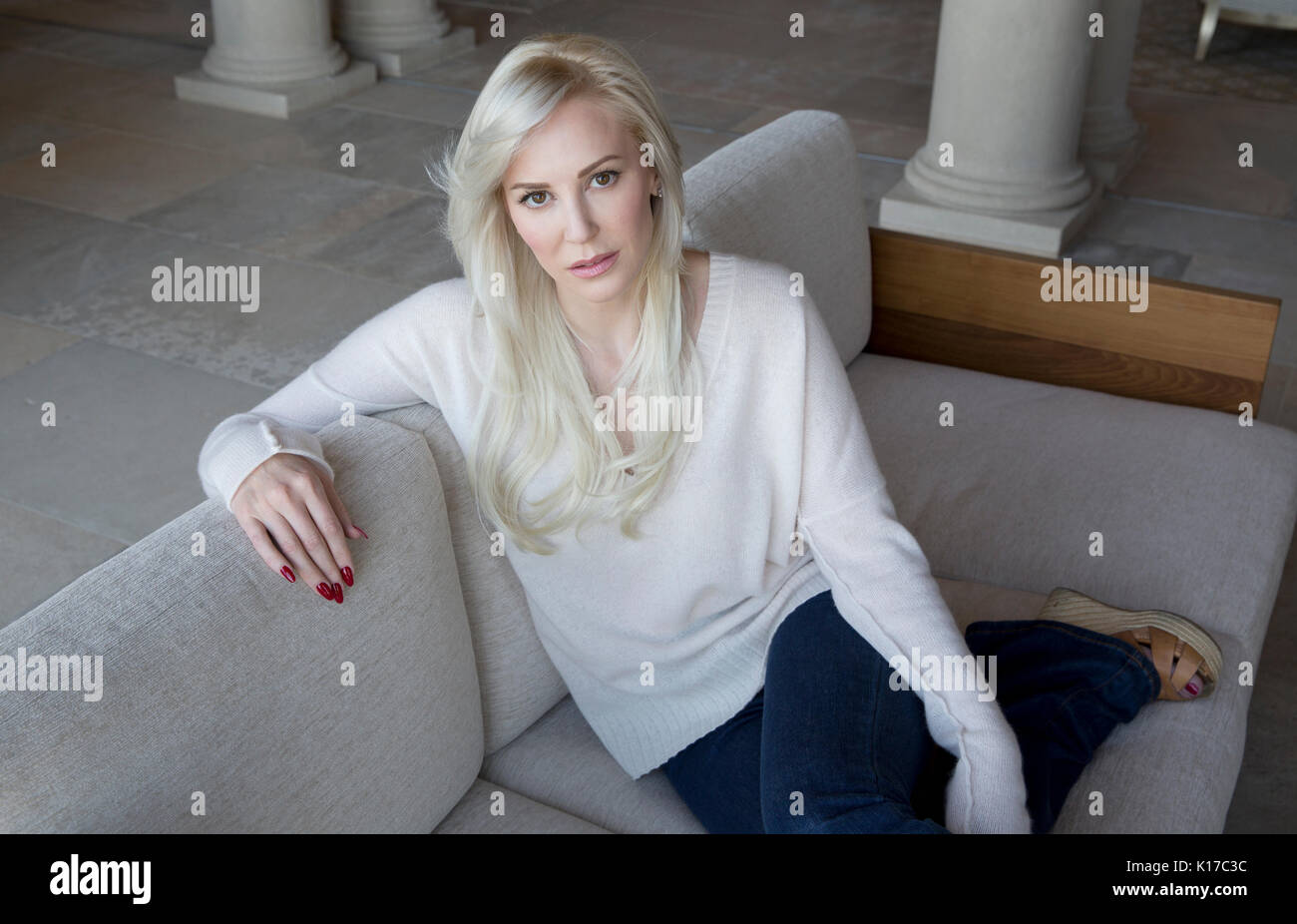 Louise Linton a casa a Los Angeles California il 26 marzo 2016 Foto Stock