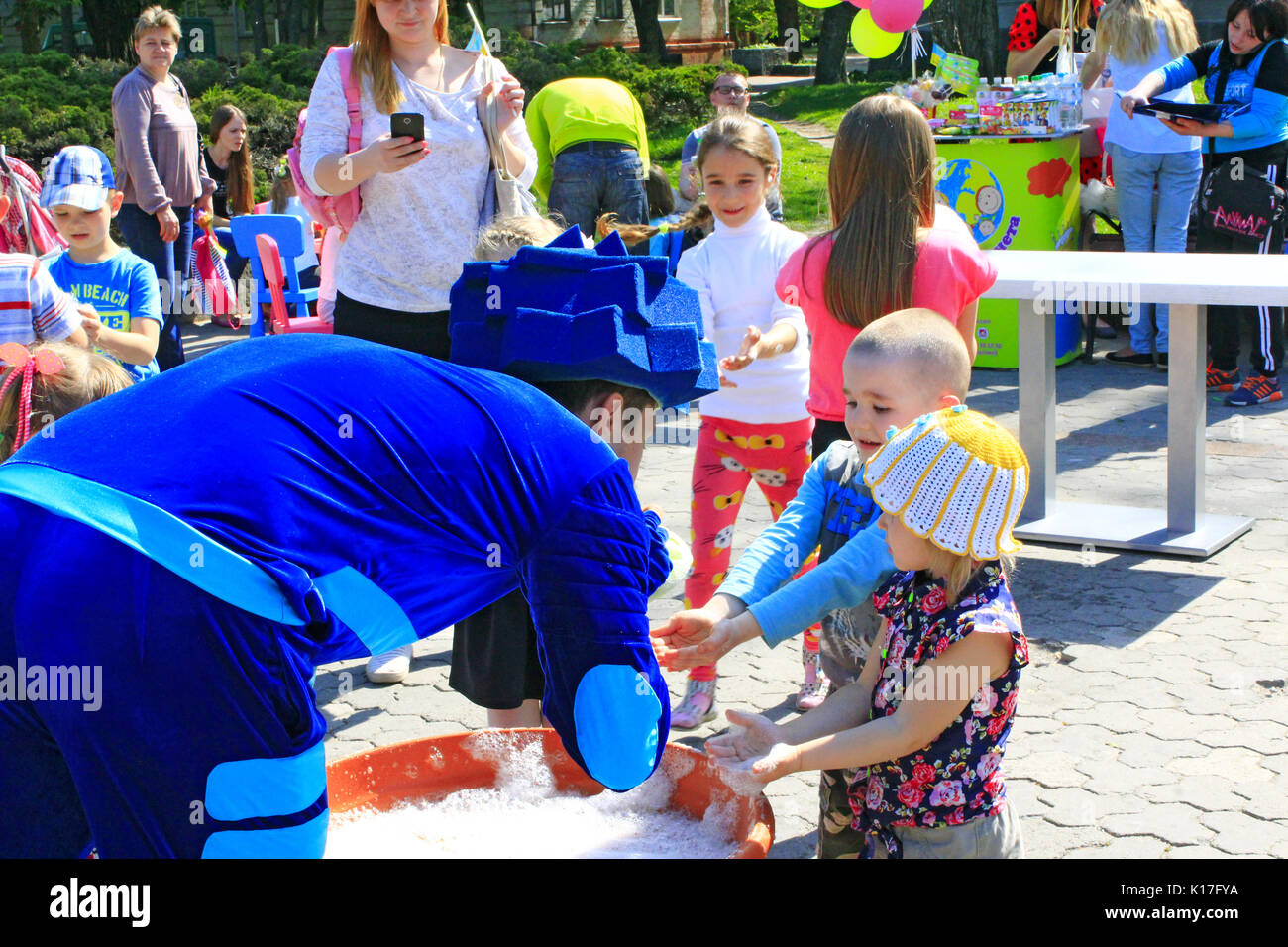 Felici i bambini sono felici di bolle. Famiglia hanno un periodo di riposo nella città di Chernihiv in primavera Foto Stock