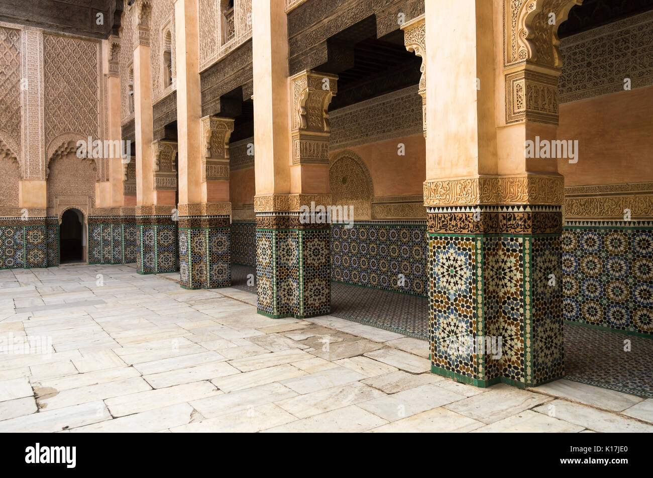 Pilastri in cortile, Museo di Marrakech Foto Stock