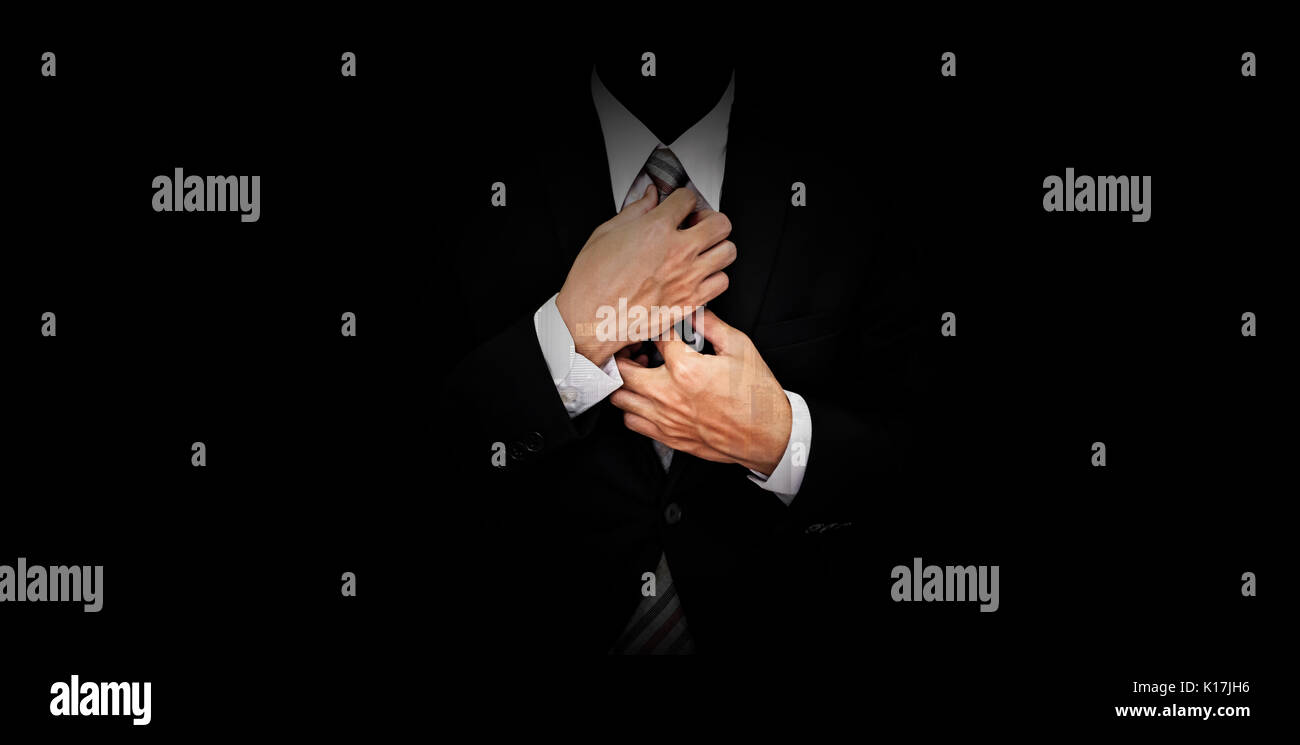 Imprenditore in abito nero panoramica su sfondo nero Foto Stock