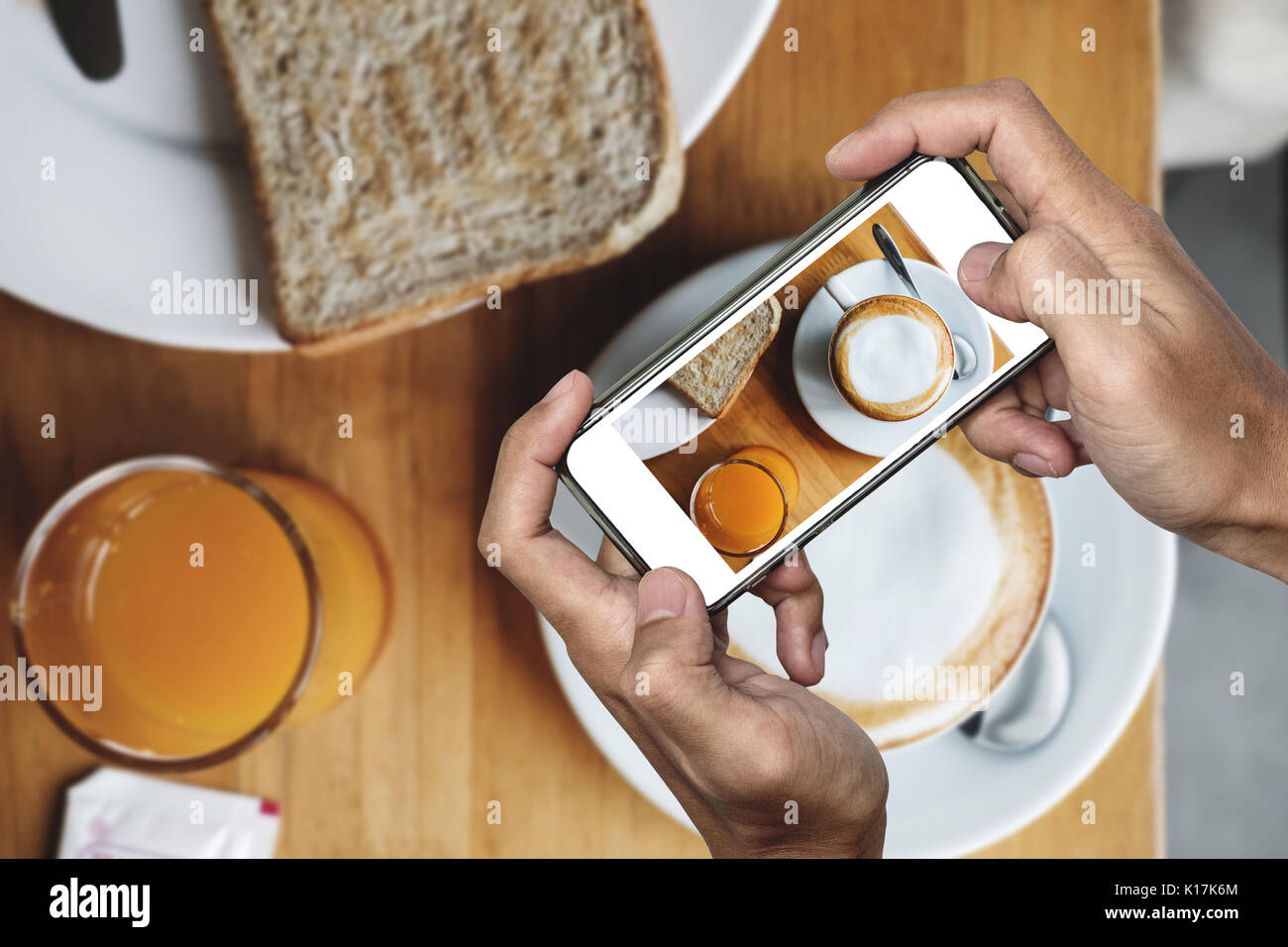 Prendendo il cibo foto, cibo fotografia di smart phone, pasto mattutino con caffè caldo Foto Stock