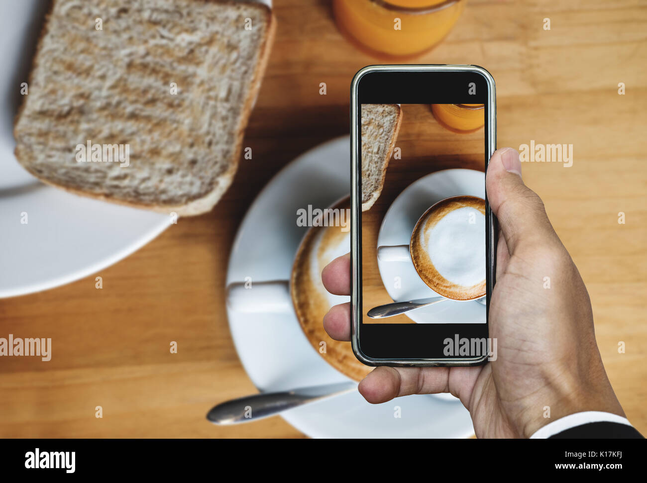 Prendendo il cibo foto, cibo fotografia di smart phone, pasto mattutino con caffè caldo Foto Stock