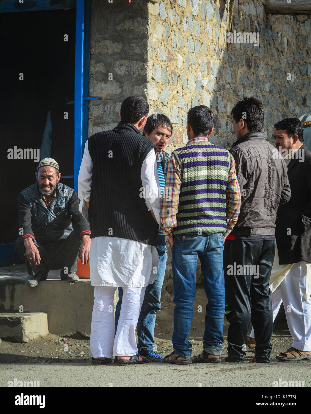 Jammu, India - Lug 23, 2015. Le persone al mercato di strada in Jammu, India. Jammu è il più popoloso quartiere nello stato indiano del Jammu e Kashmir. Foto Stock