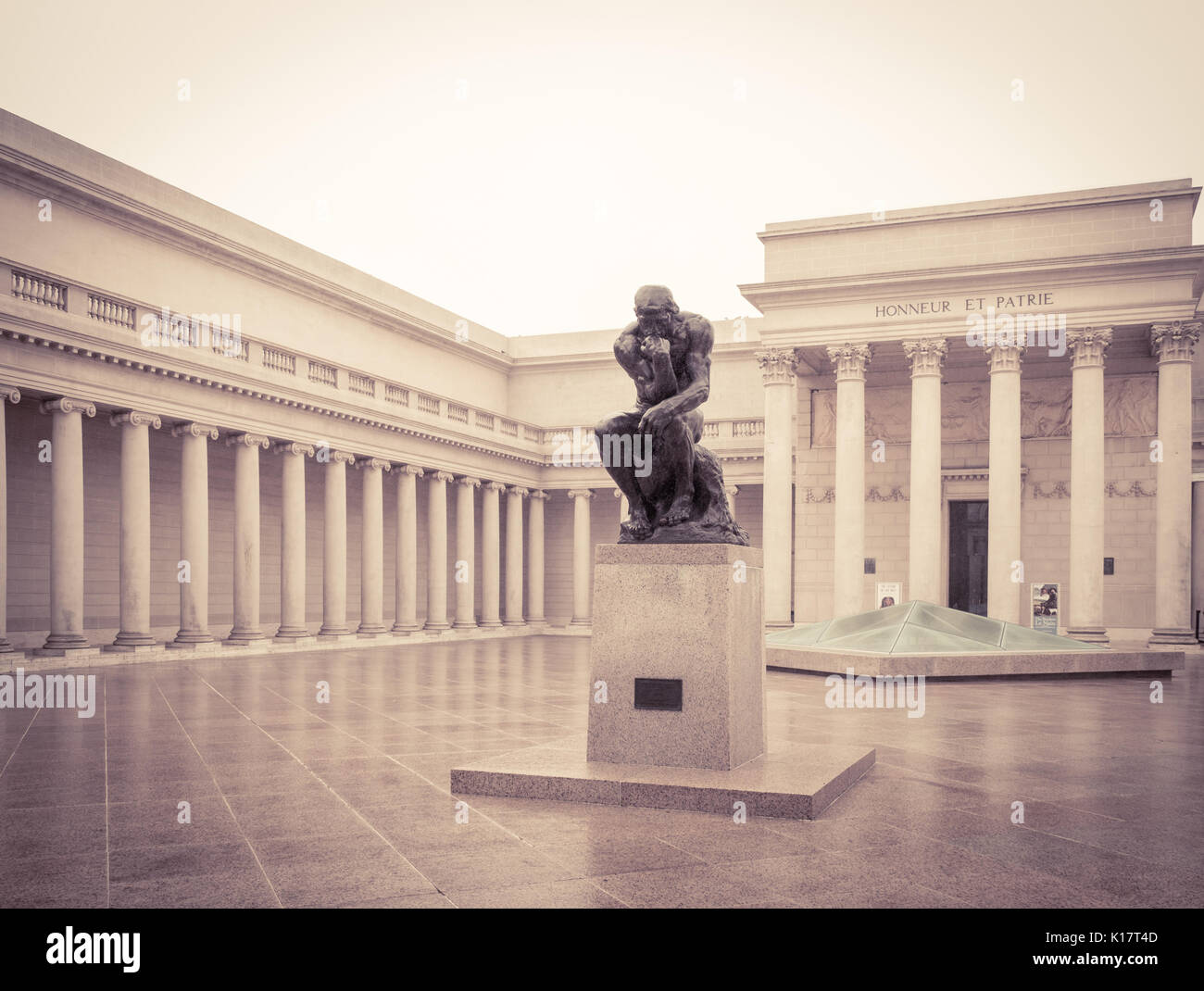 La Corte d'onore, dotate di un calco della statua del pensatore, da Auguste Rodin presso la Legione di Onore fine art Museum di San Francisco. Foto Stock