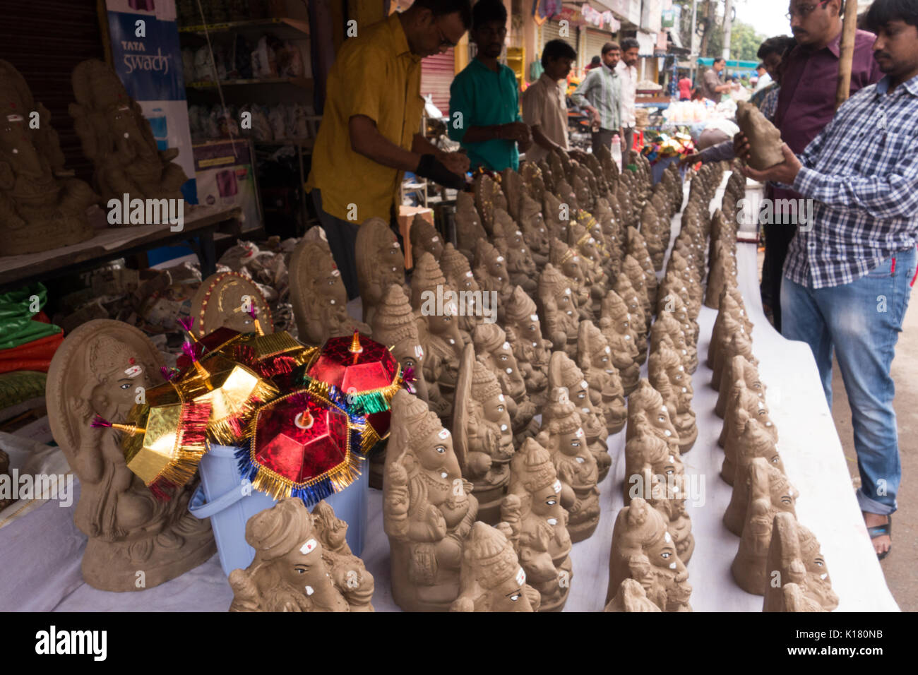 Hyderabad, India - agosto 25,2017 eco-friendly idoli di argilla di ganesha per la vendita su ganesh chaturthi, un festival indù che venera Dio ganesha Foto Stock