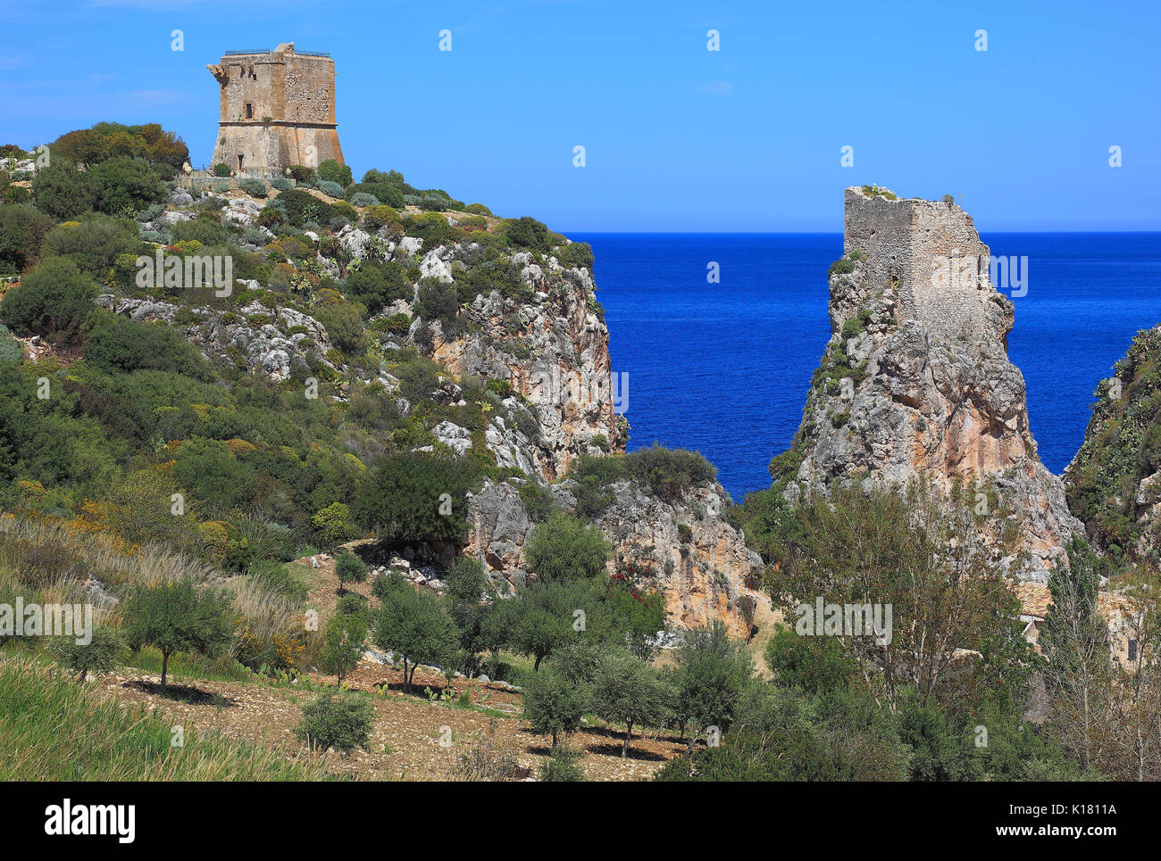 Sicilia, in provincia di Trapani, antica torre di avvistamento e rocce vicino alla costa di Scopello sul mare Tirreno vicino a Castellammare del Golfo Foto Stock